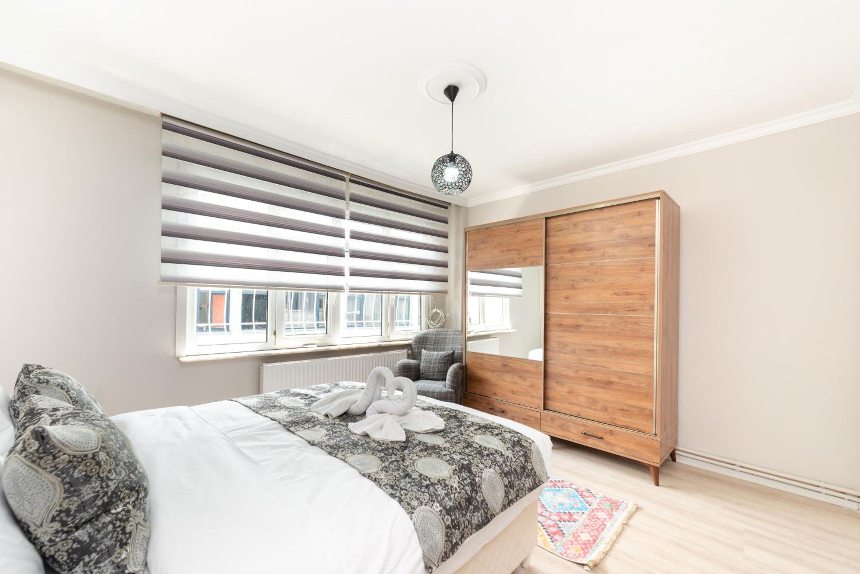 Three-Bedroom Apartment With Balcony photo 1