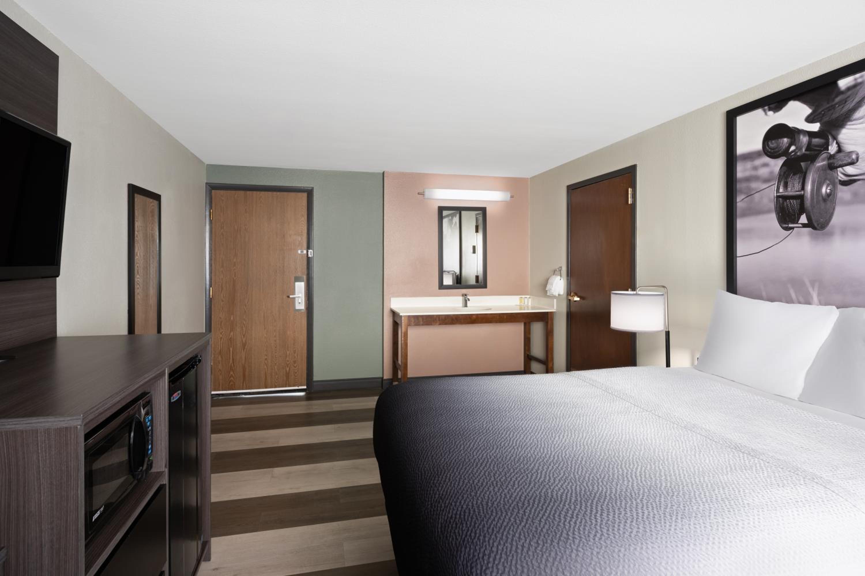 Queen Room - Mobility Access/Non-Smoking photo 2