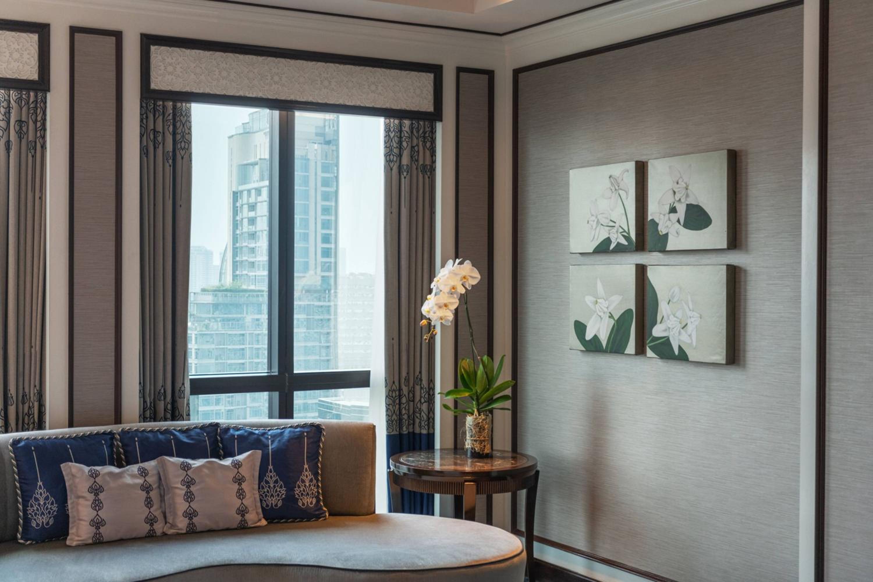 Royal Room, 1 King, City view thumbnail 5