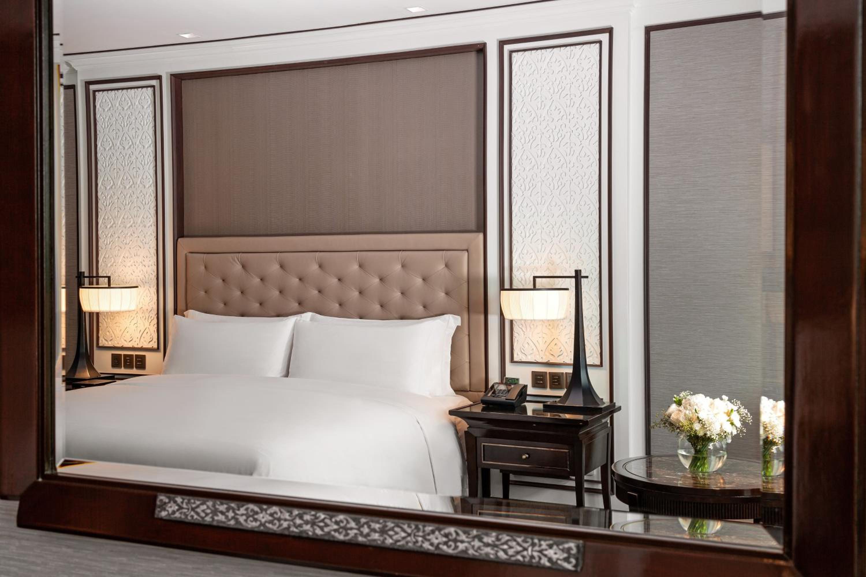 Royal Room, 1 King, City view