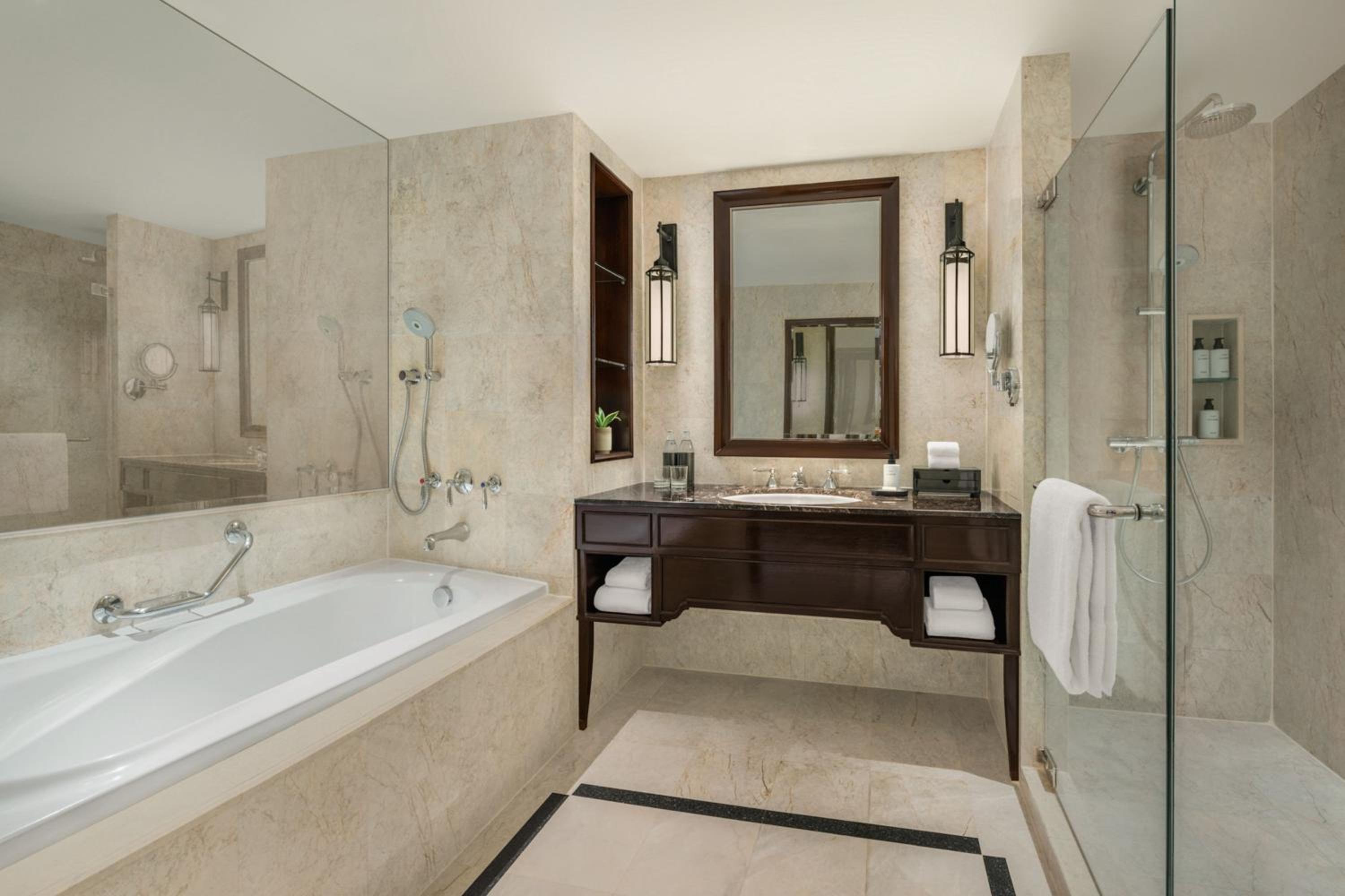 Royal Room, 2 Double, City view thumbnail 6