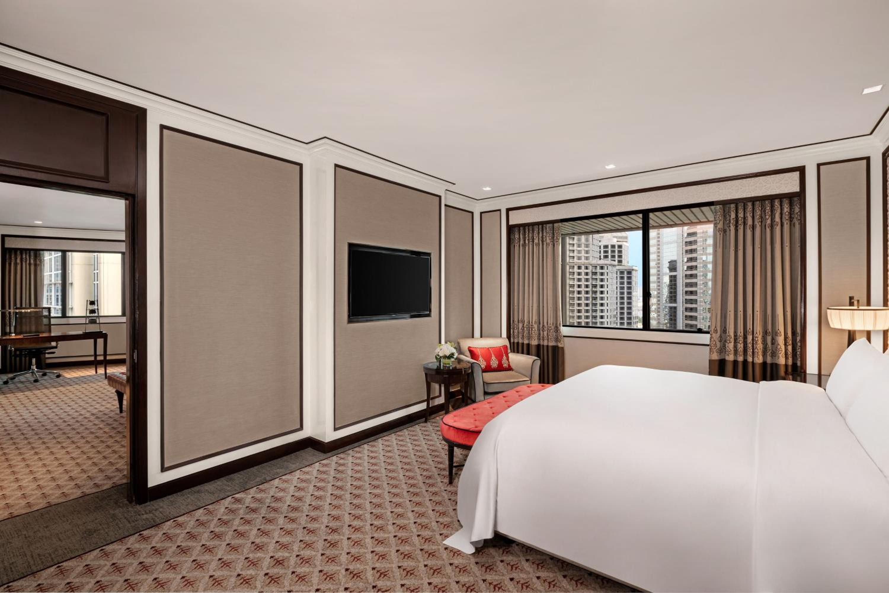 Family Suite, Club lounge access, 2 Bedroom Suite, City view thumbnail 5