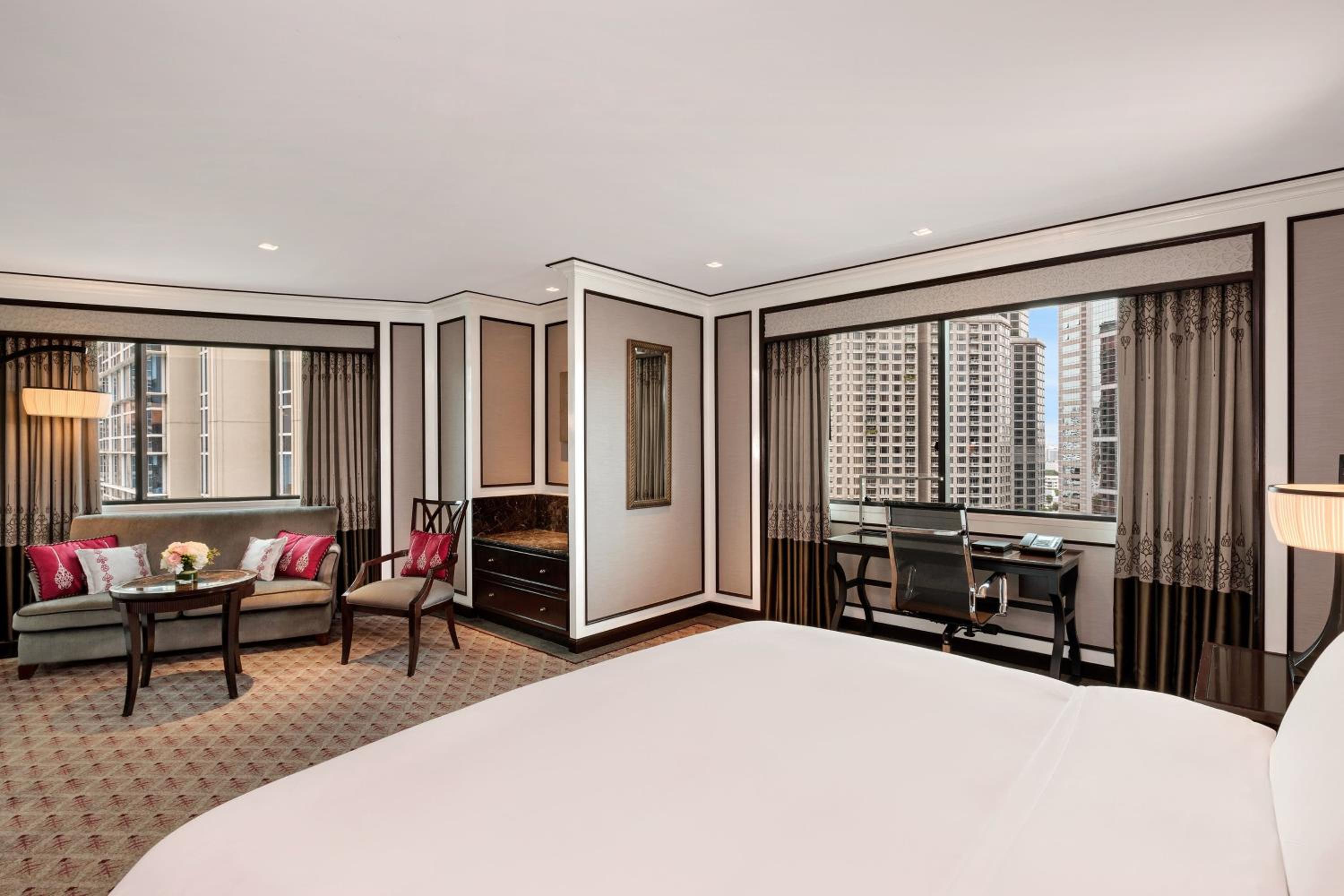 Athenee Prestige, Guest room, 1 King, City view, Corner room
