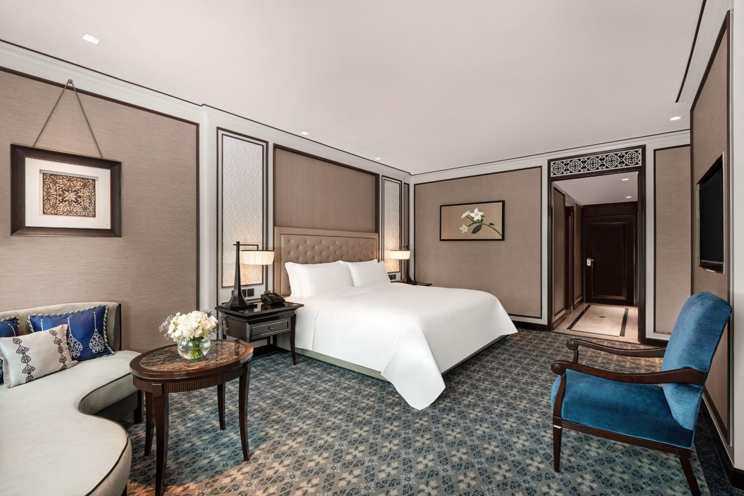 Royal Room, 1 King, City view