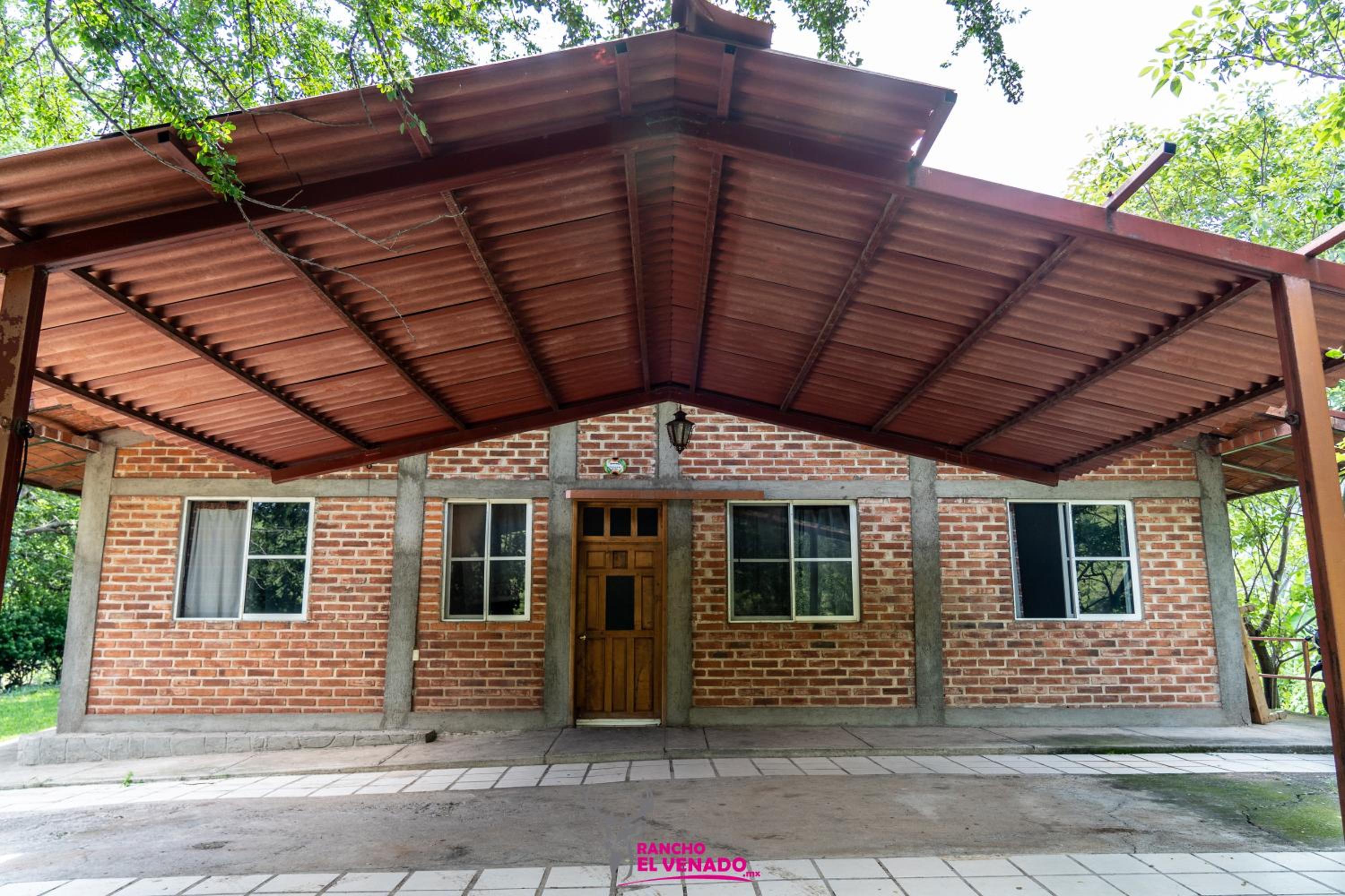 Six-Bedroom House photo 2