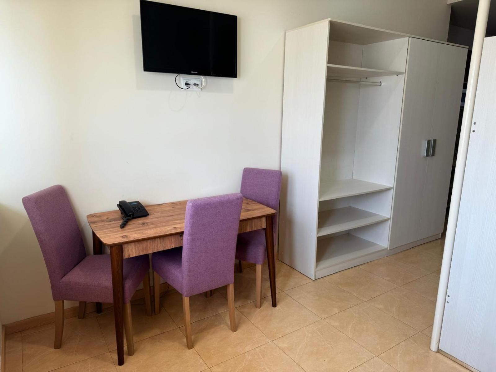 Studio Apartment With Twin Bed photo 3