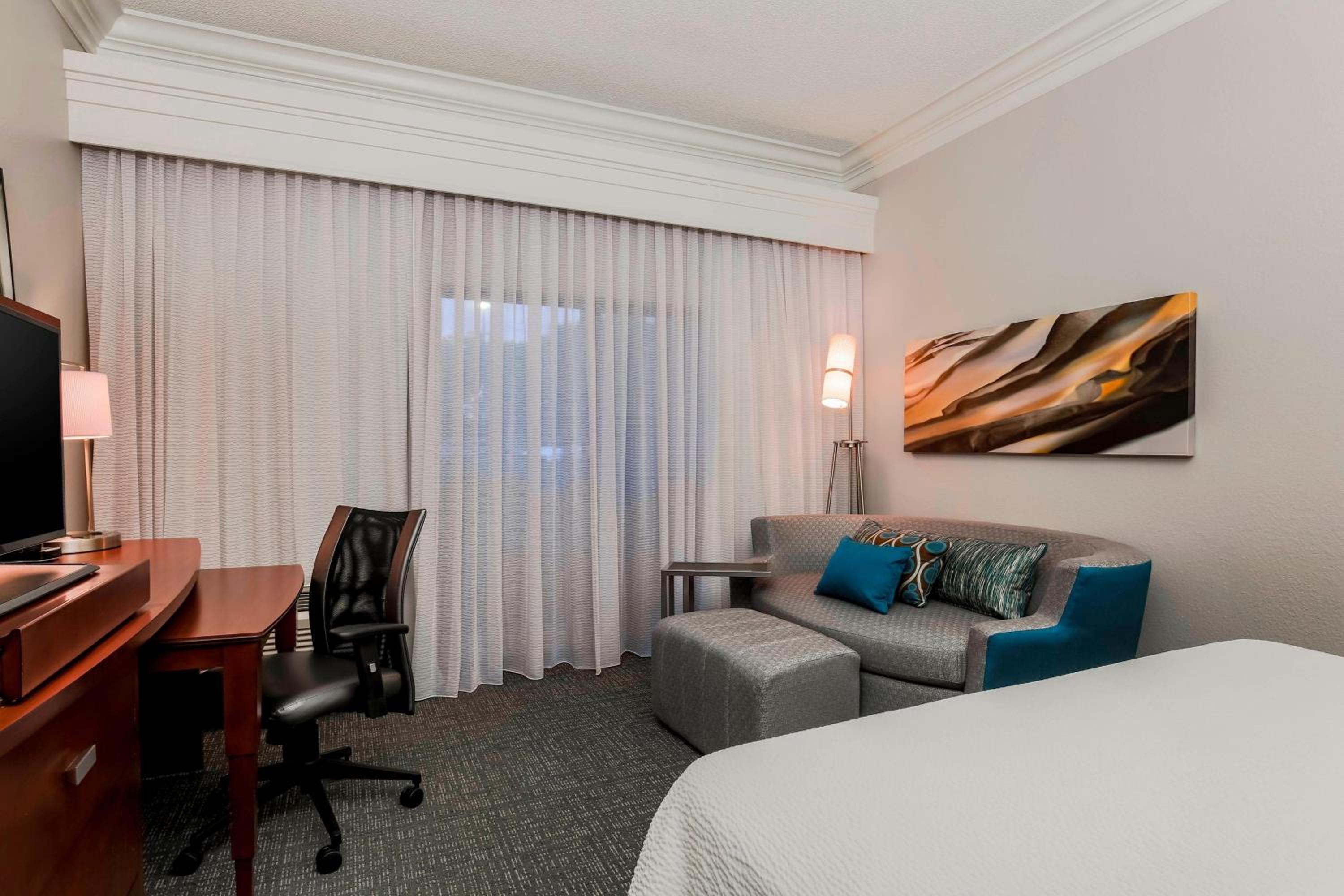 King Room with Sofa Bed - Photo 4