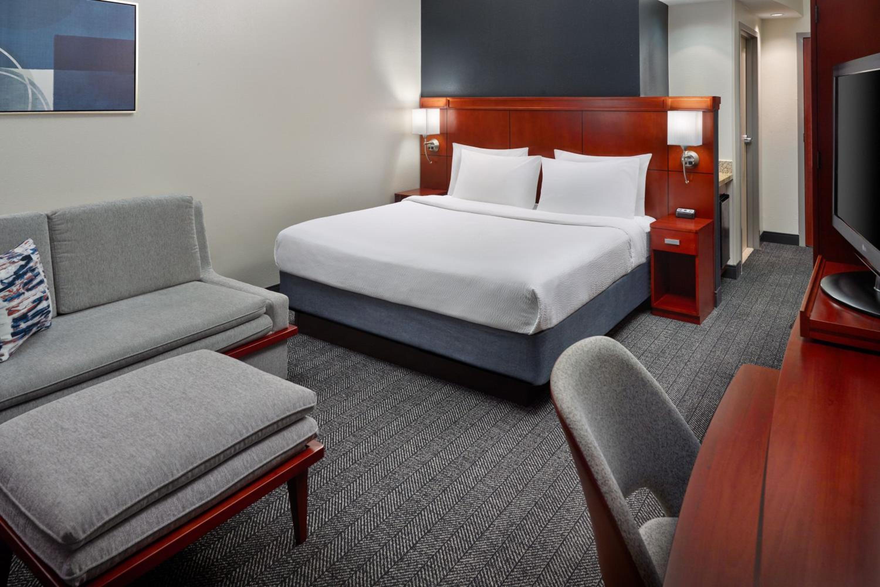 King Room with Sofa Bed - Photo 2