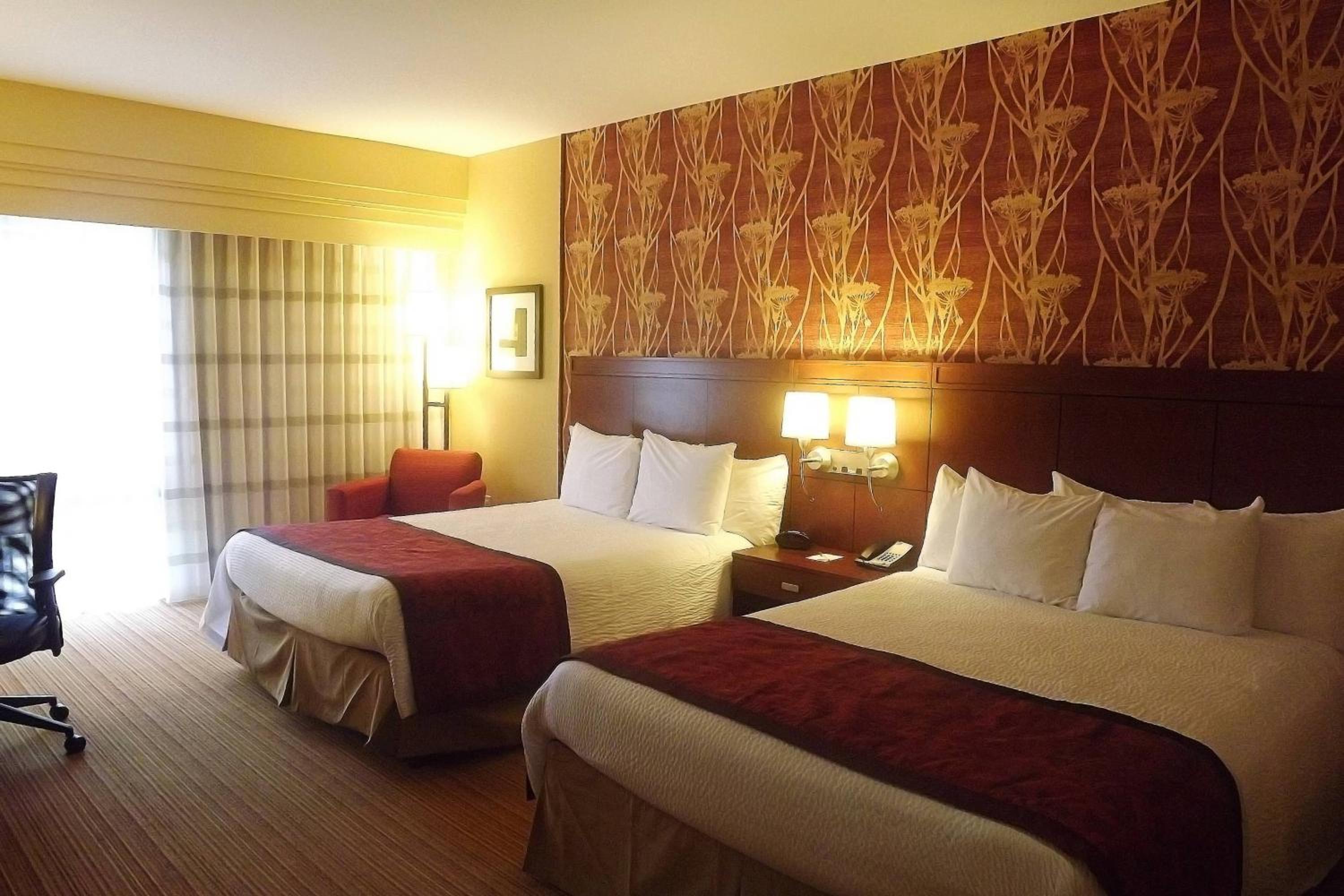 King Room with Sofa Bed - Hearing Accessible - Photo 4