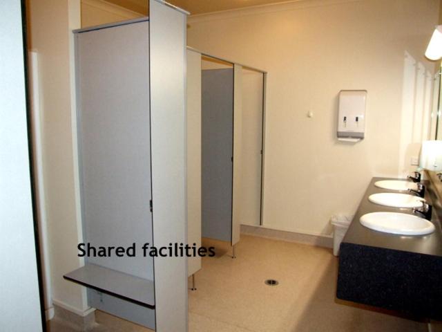 Triple Room (3 single beds) with Shared Bathroom - Photo 4