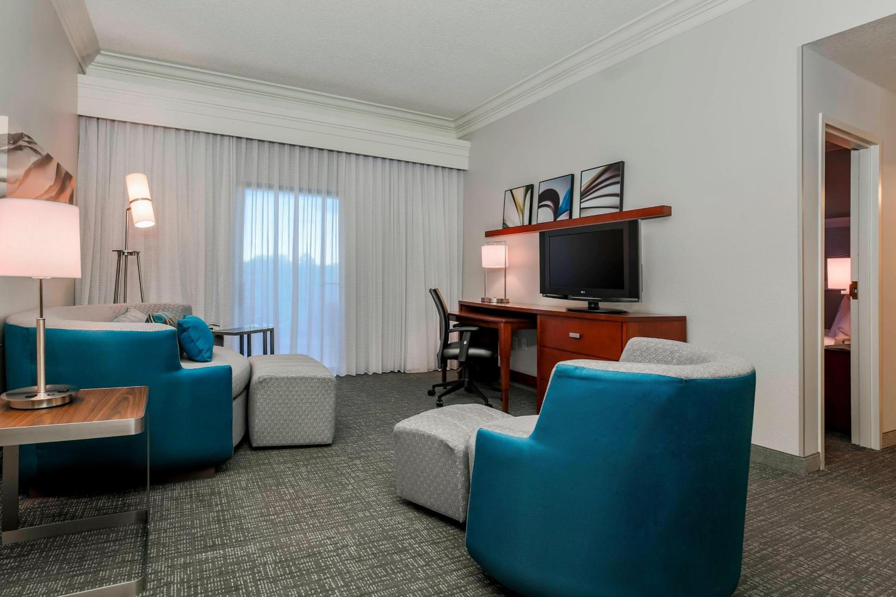 1 Bedroom Suite, 1 King, Sofa bed - Photo 3