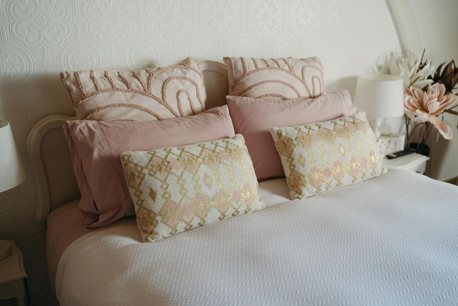 Deluxe Queen Room - Photo 10
