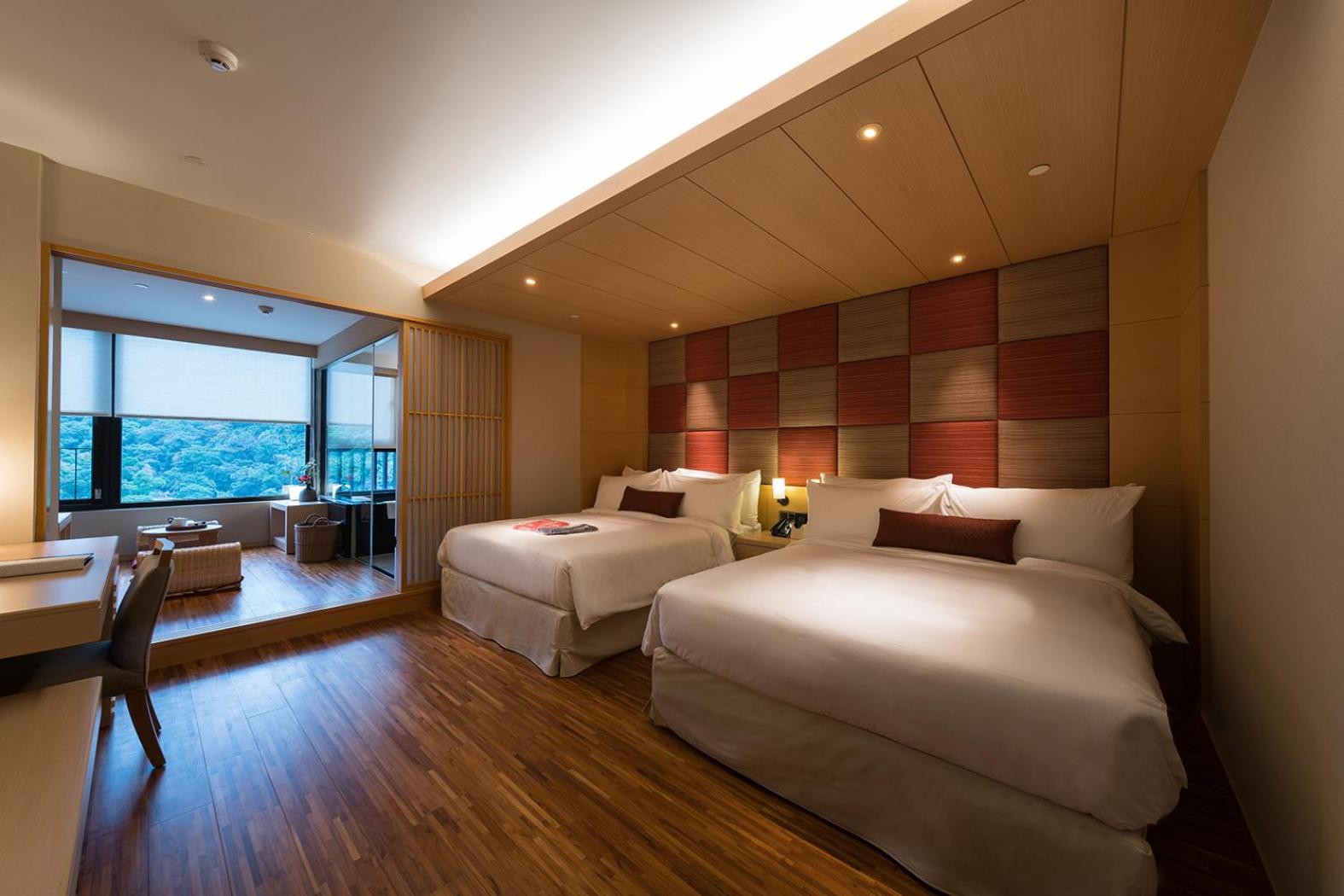 Deluxe Twin Room thumbnail 5