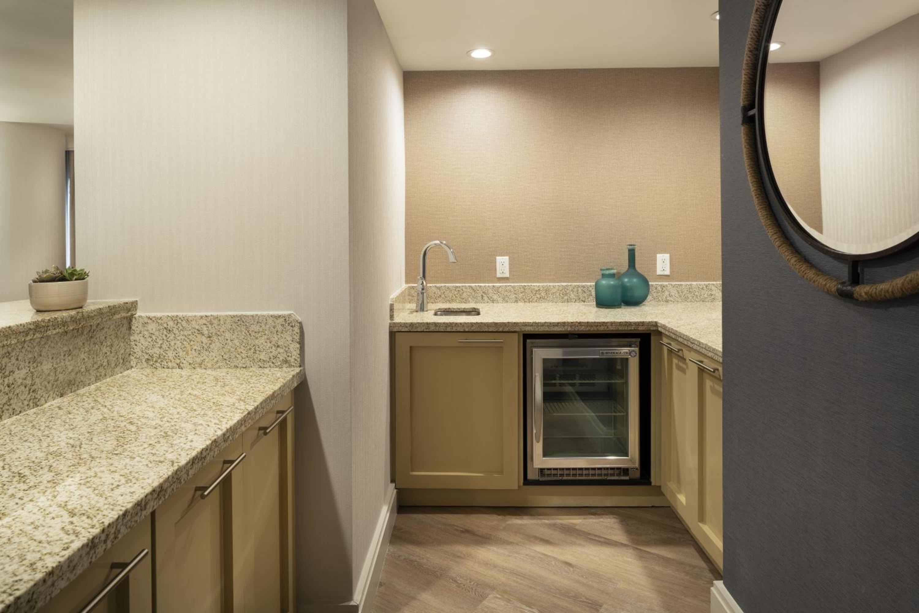 Hospitality Suite, Queen - Photo 2