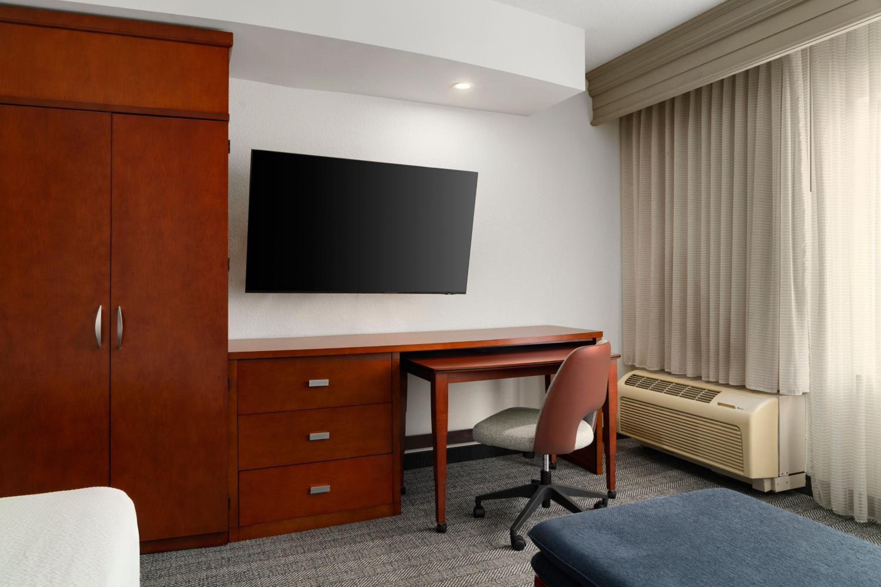 King Room with Sofa Bed - Photo 4