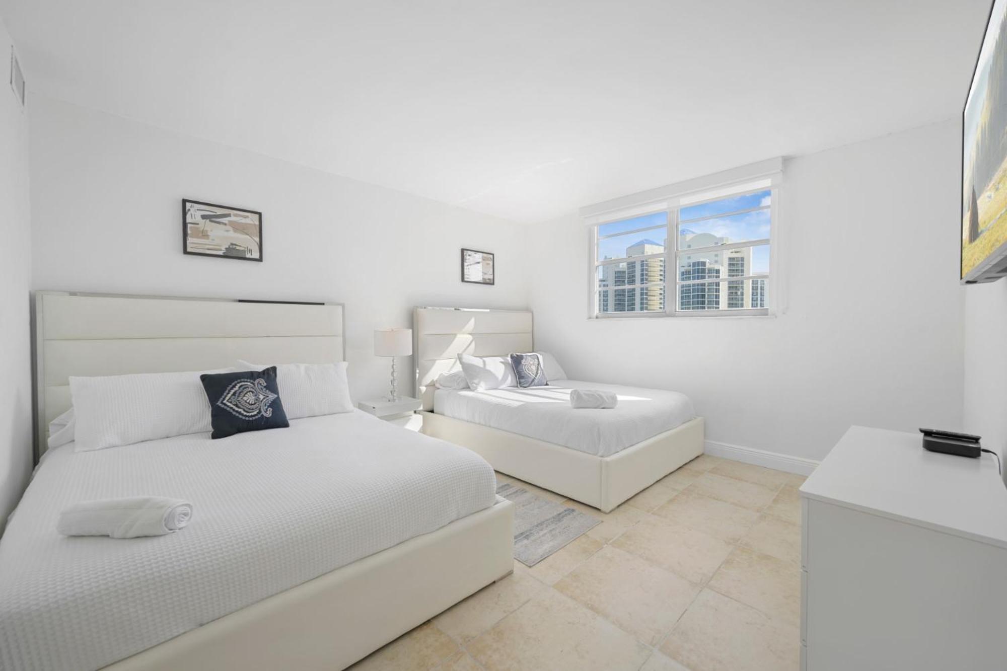 Two-Bedroom Apartment with Balcony and Sea View photo 3