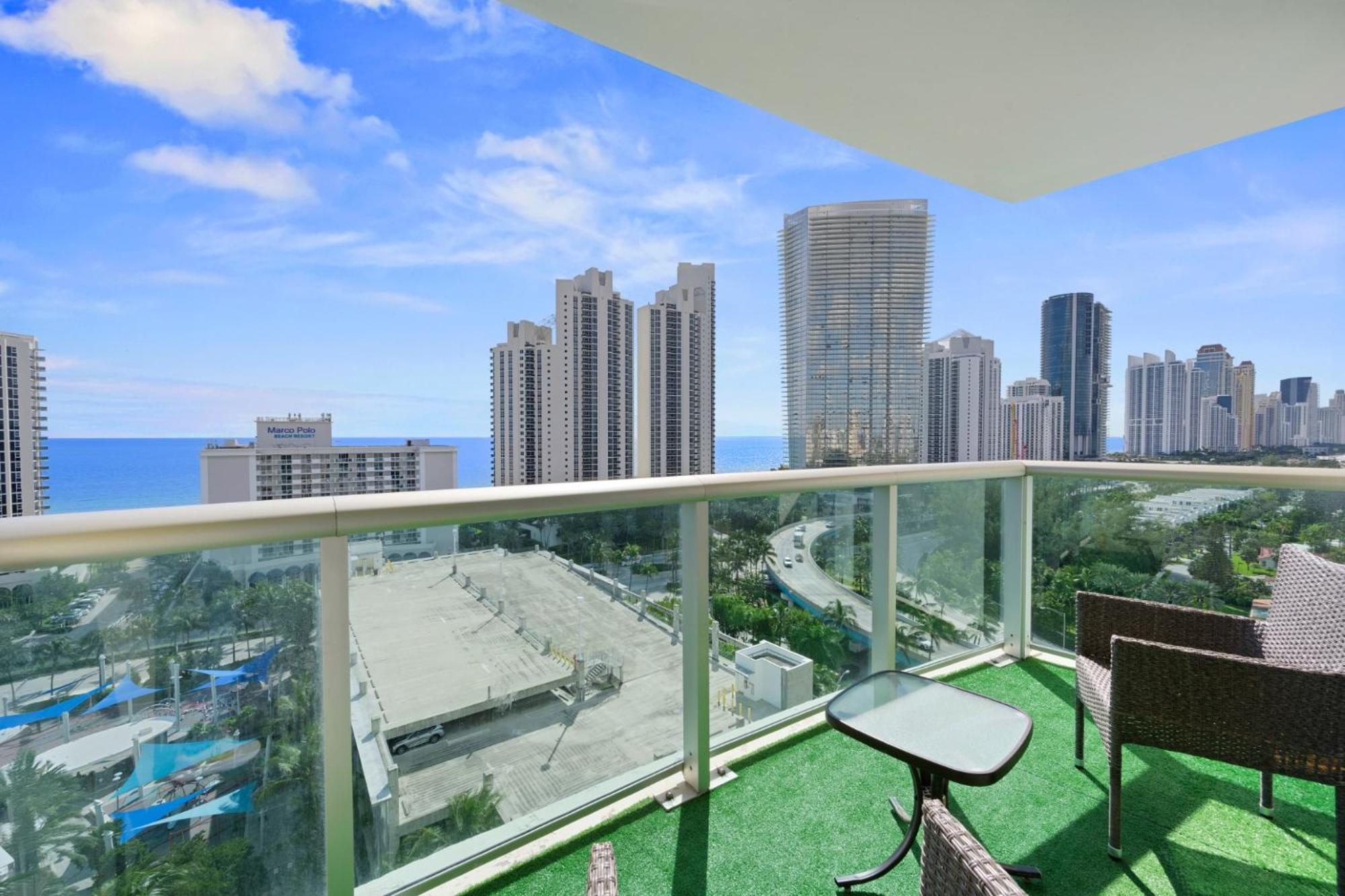 Two-Bedroom Apartment with Balcony and Sea View photo 2