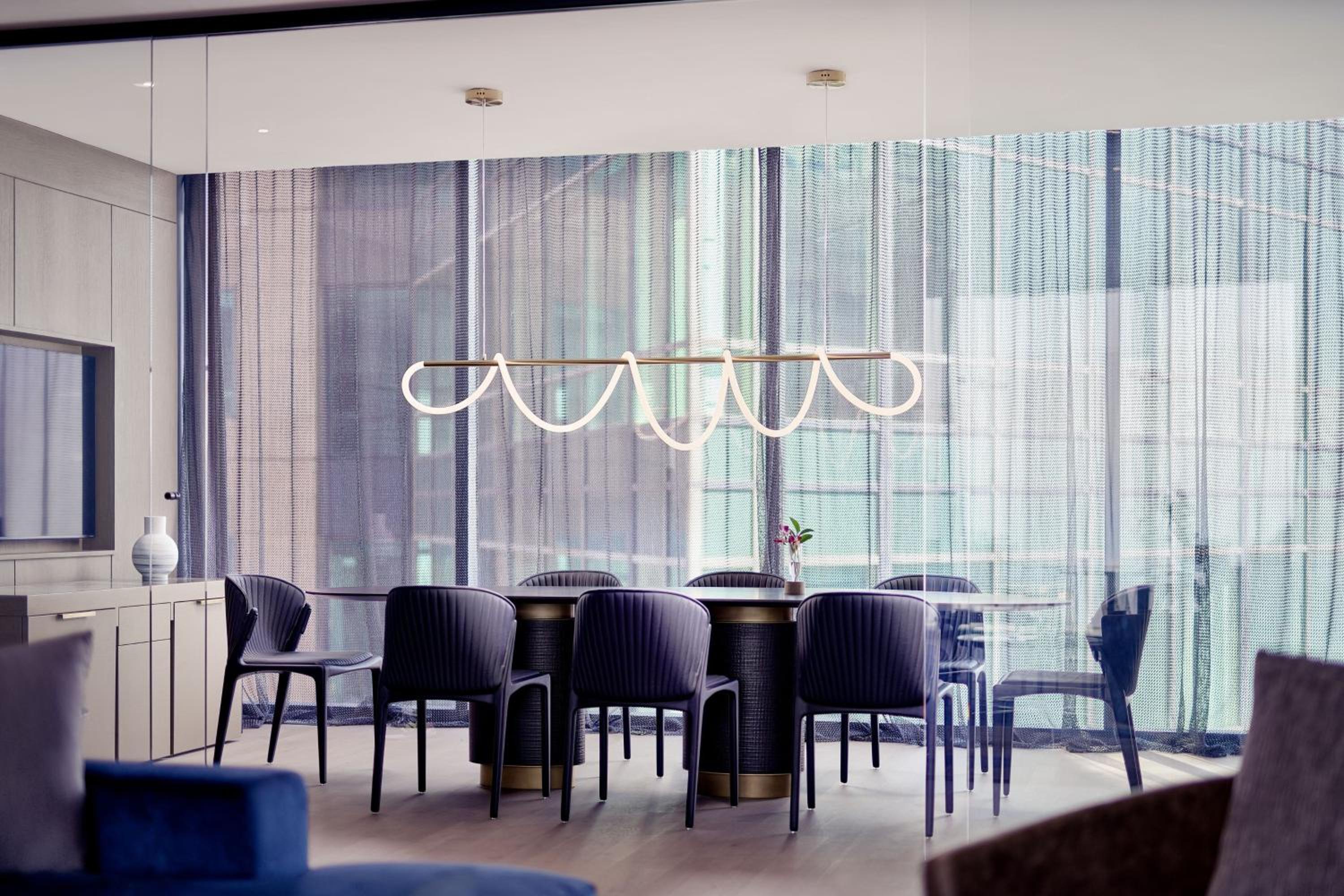 Royal King Suite with Park View - Club Lounge Access thumbnail 5