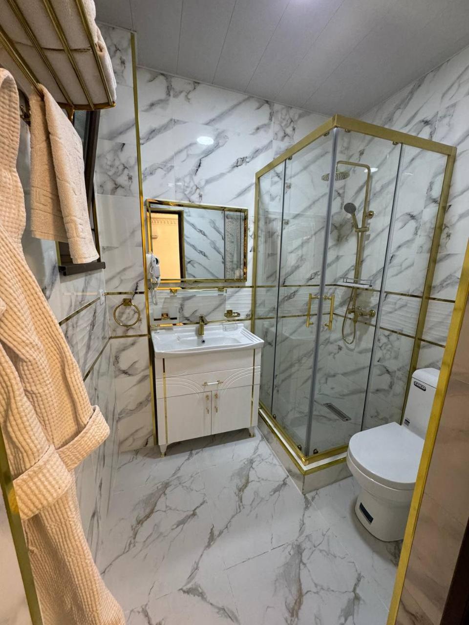 Twin Room with Private Bathroom photo 2