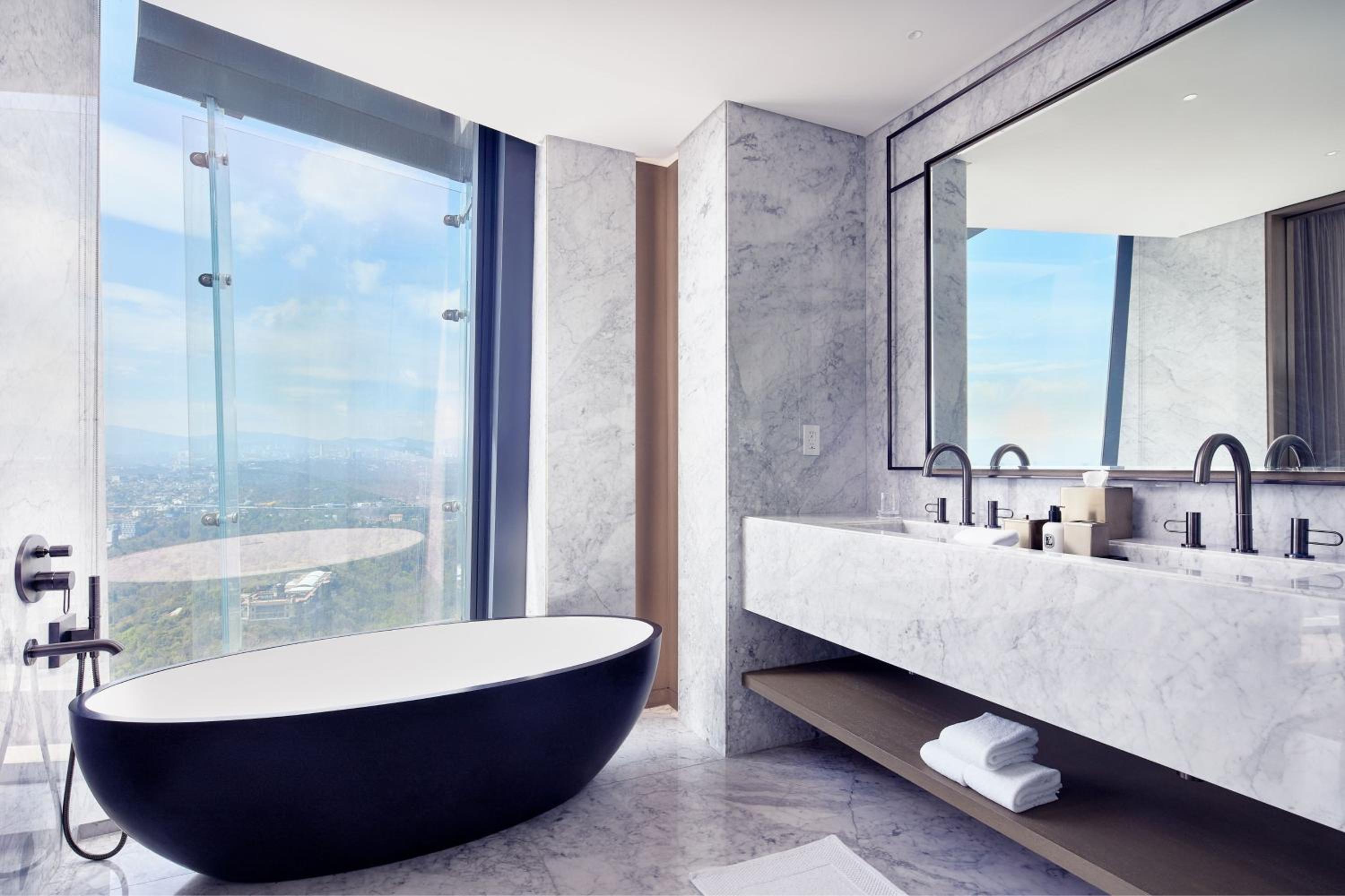 Luxury King Suite with Park View - Club Lounge Access thumbnail 6