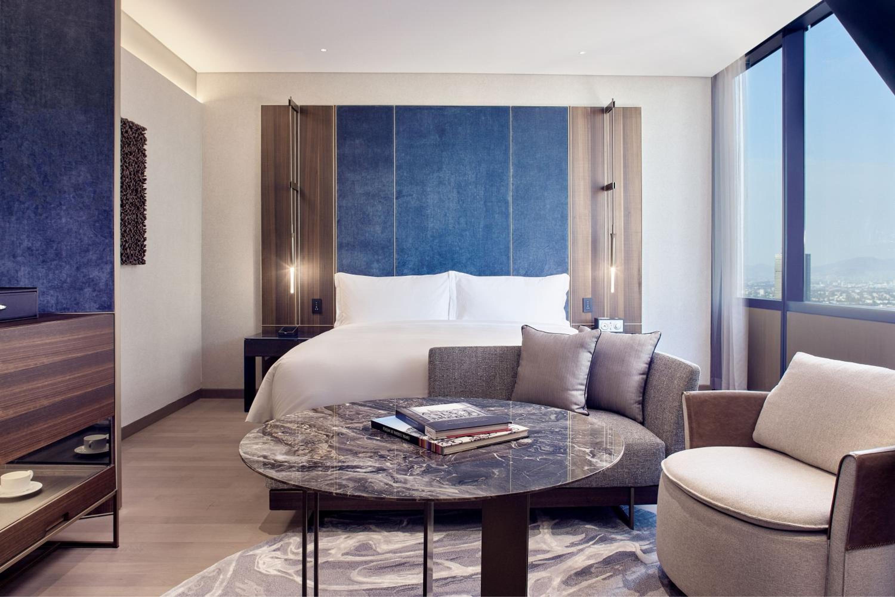 Deluxe Guest Room with 1 King, City view