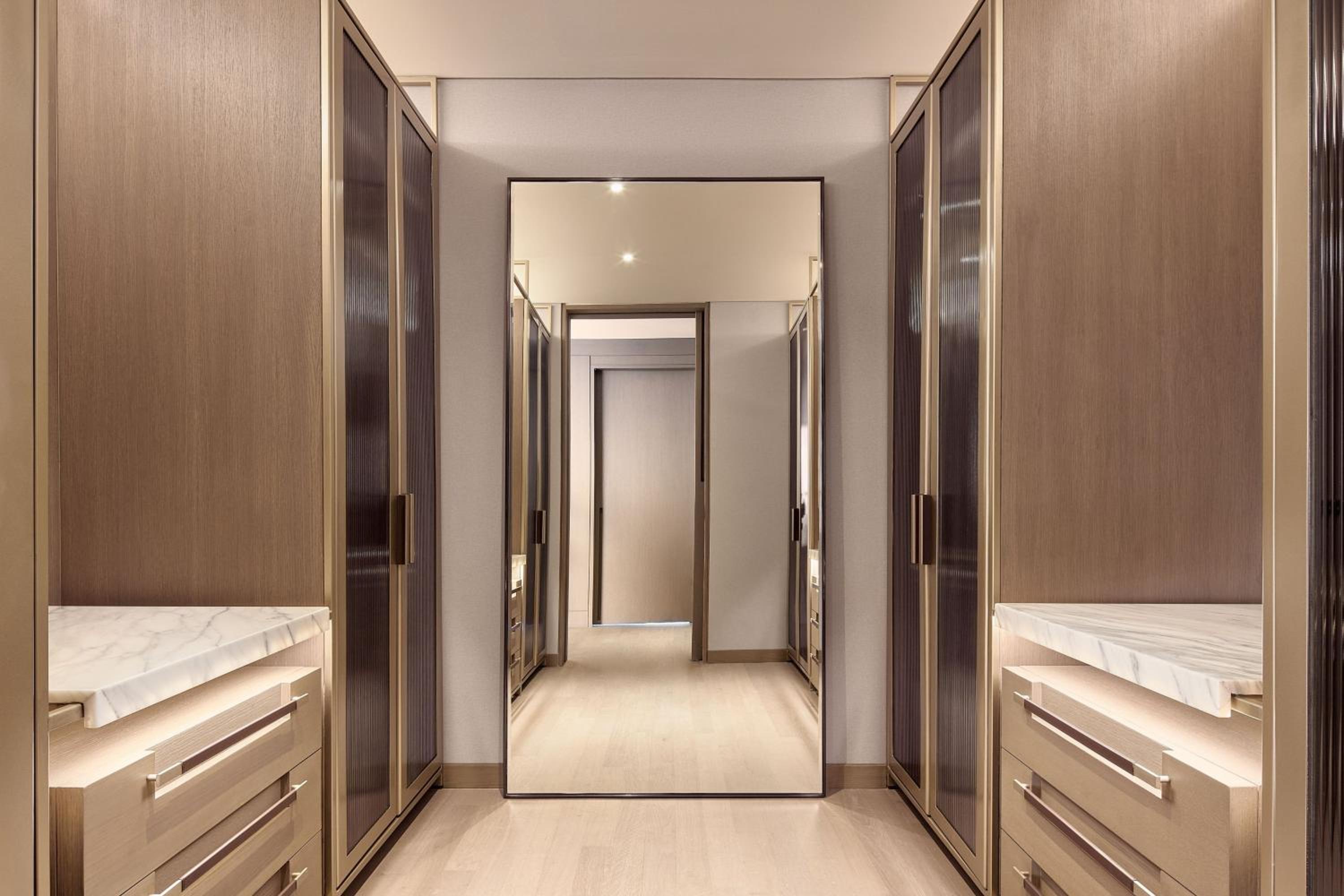 The Ritz-Carlton Suite, Club lounge access, Suite, 1 King thumbnail 6