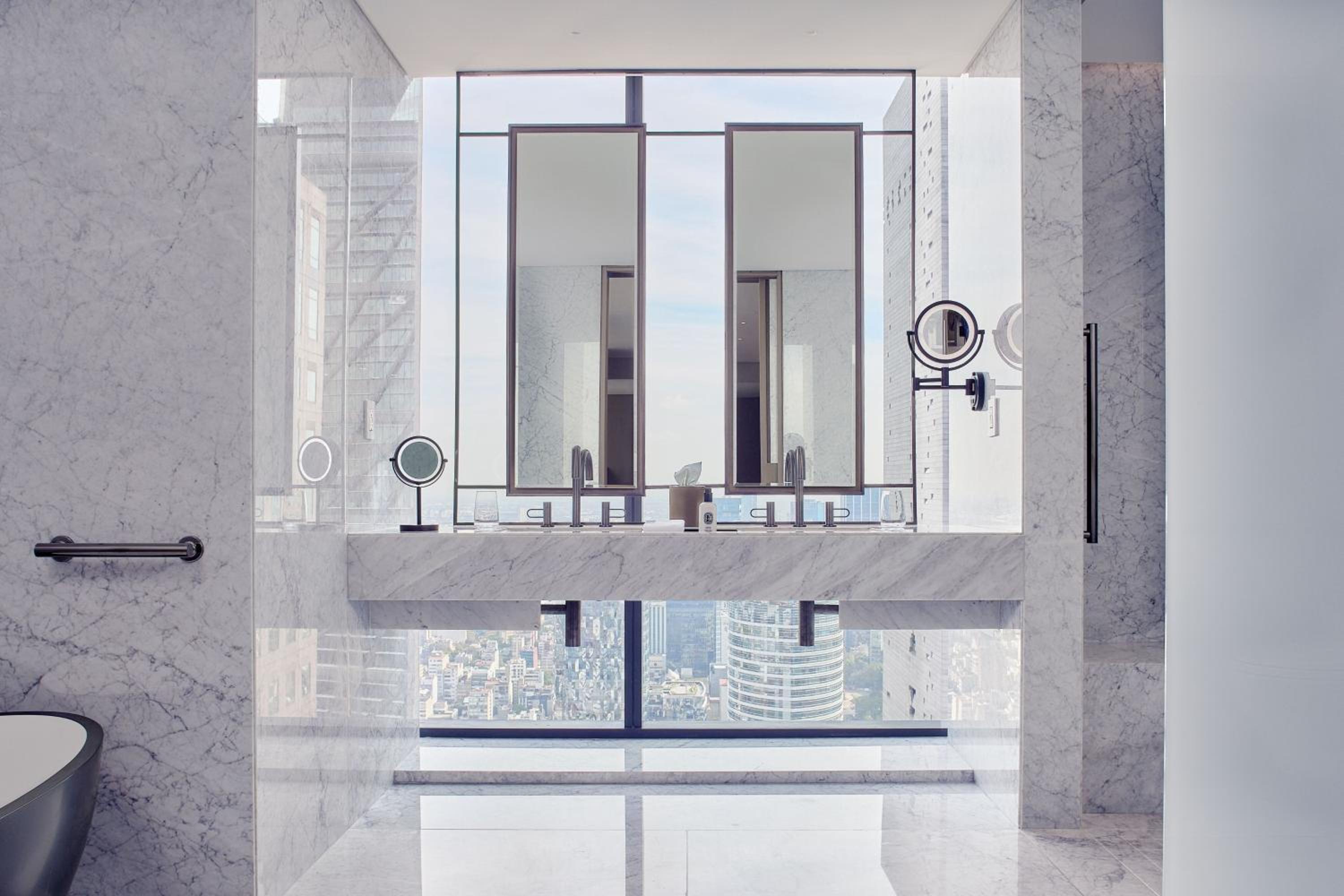 Deluxe Corner King Room with City View thumbnail 5