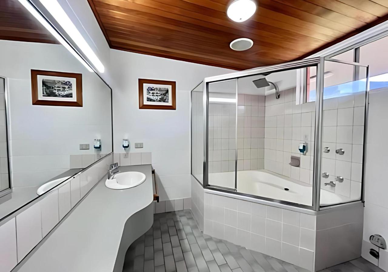 Superior Queen Motel Room with Bath photo 2