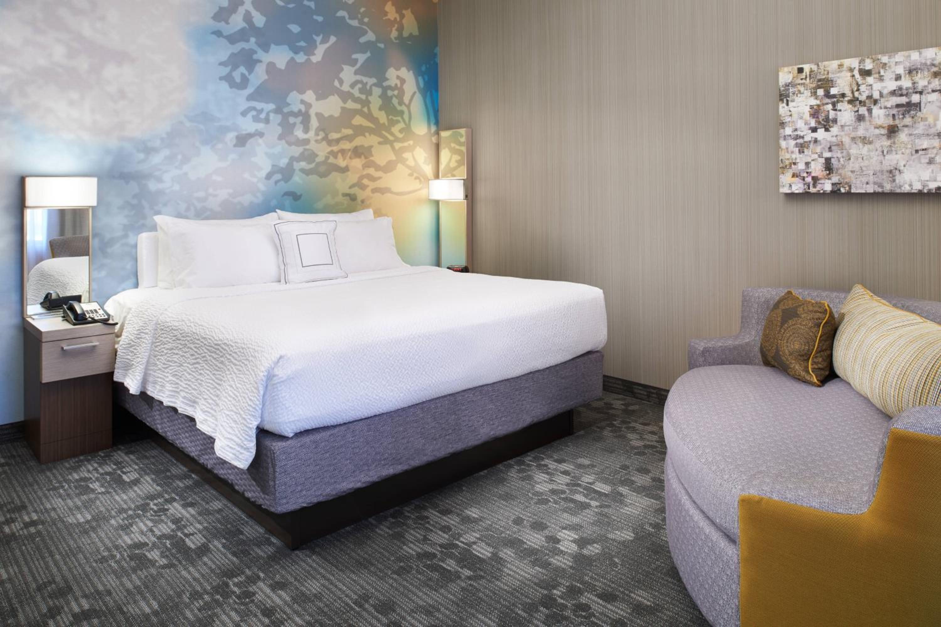 King Room with Sofa Bed - Photo 2