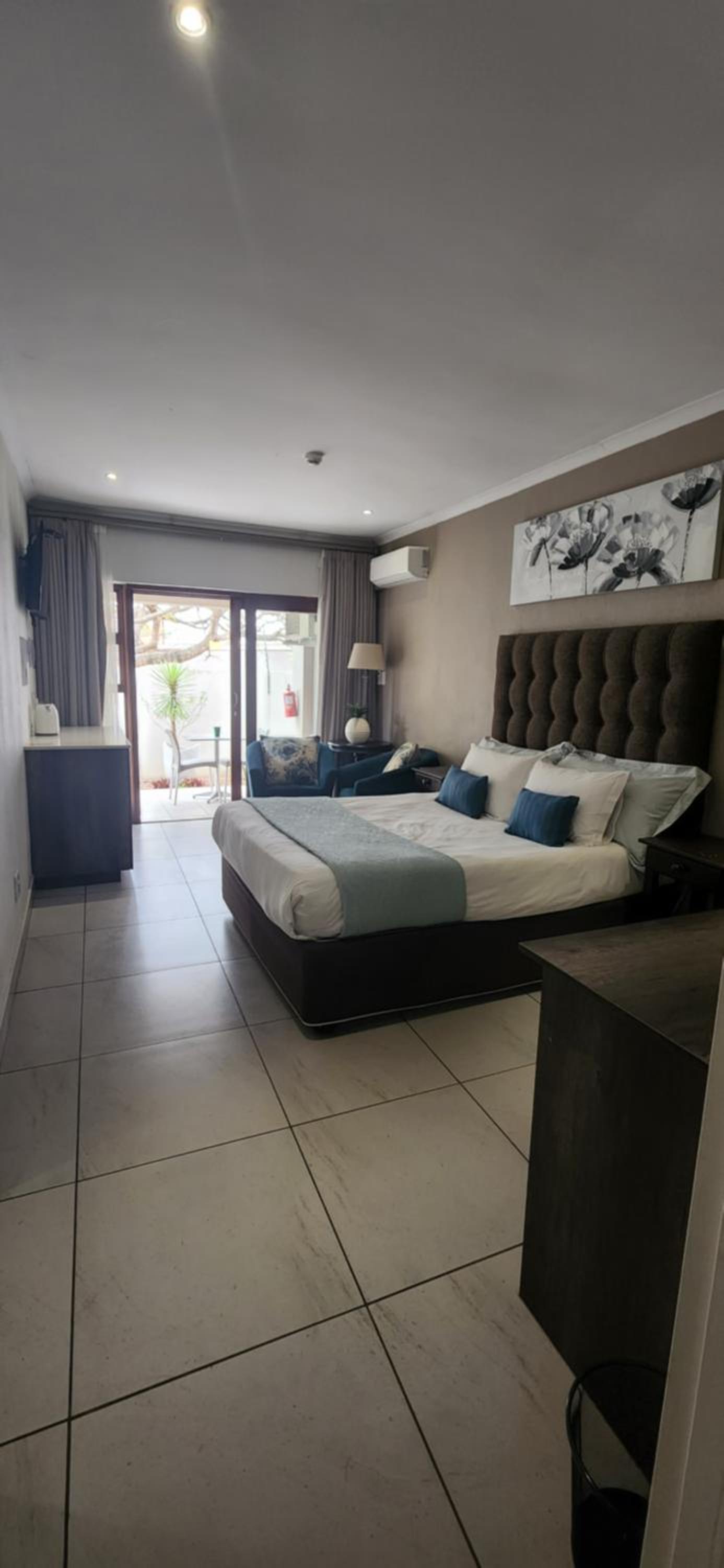 Deluxe Queen Room - Photo 12