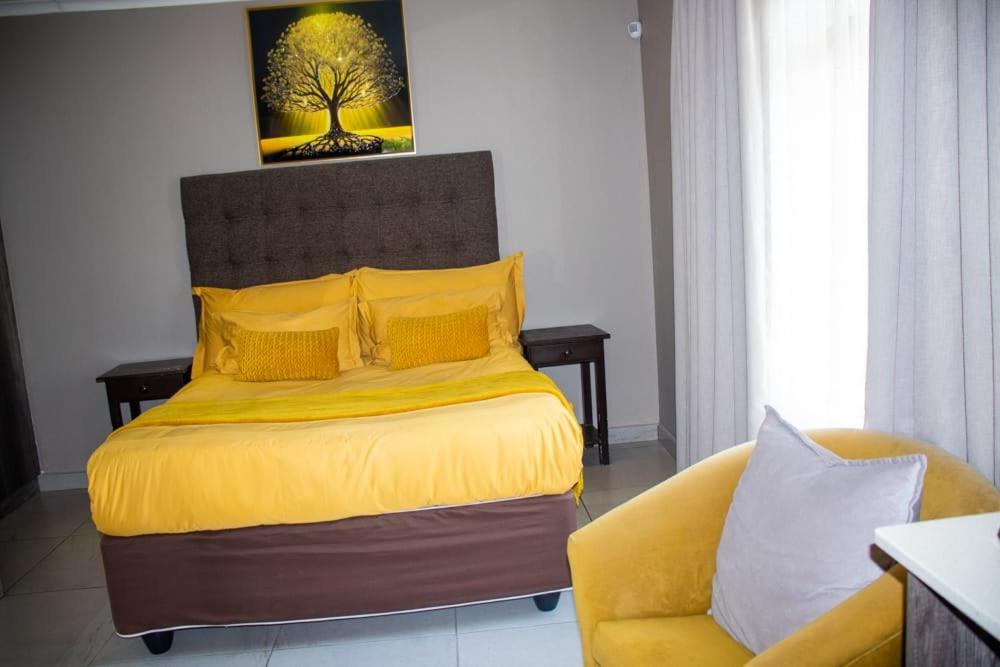 Deluxe Queen Room - Photo 14