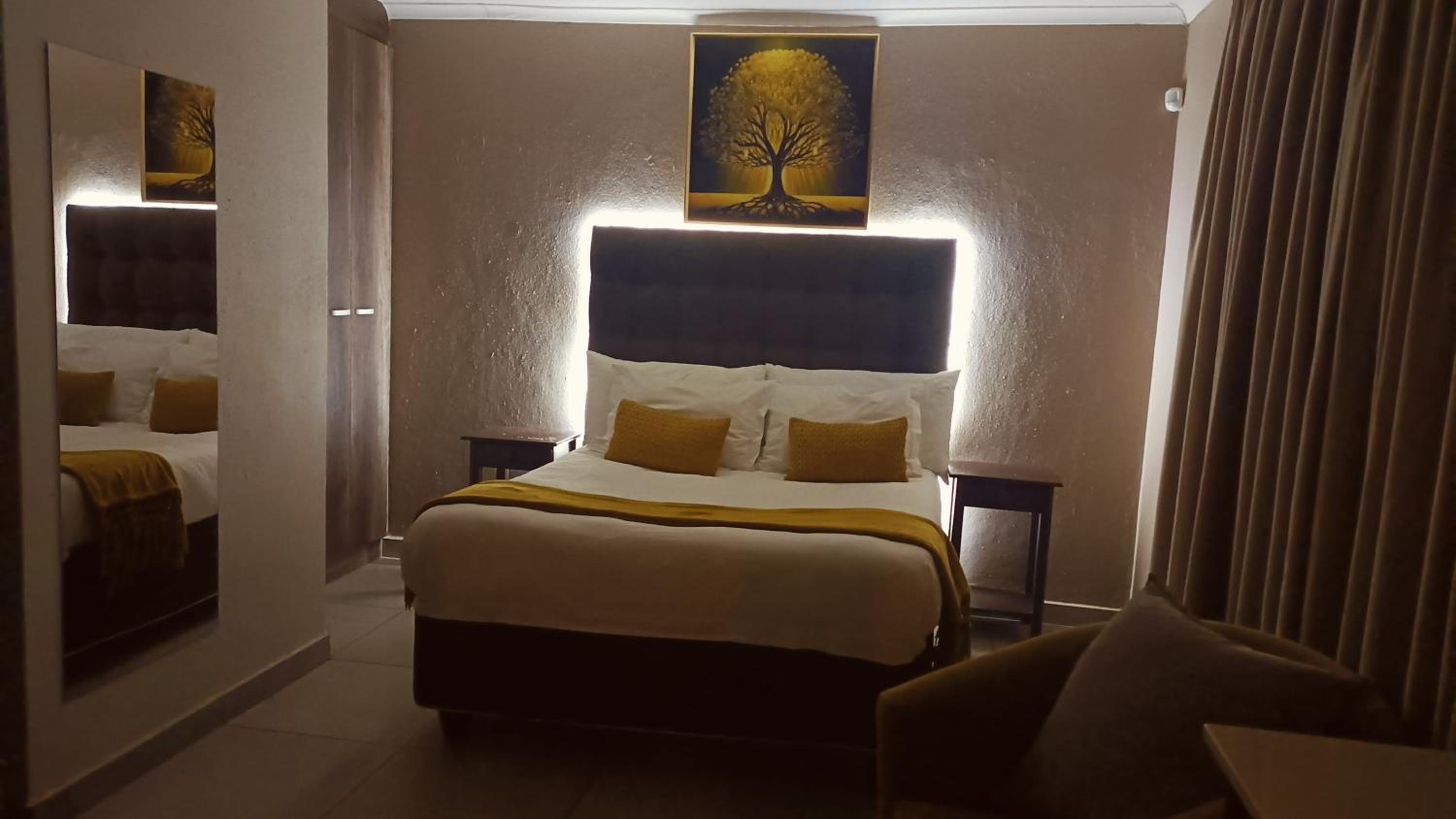 Deluxe Queen Room - Photo 13