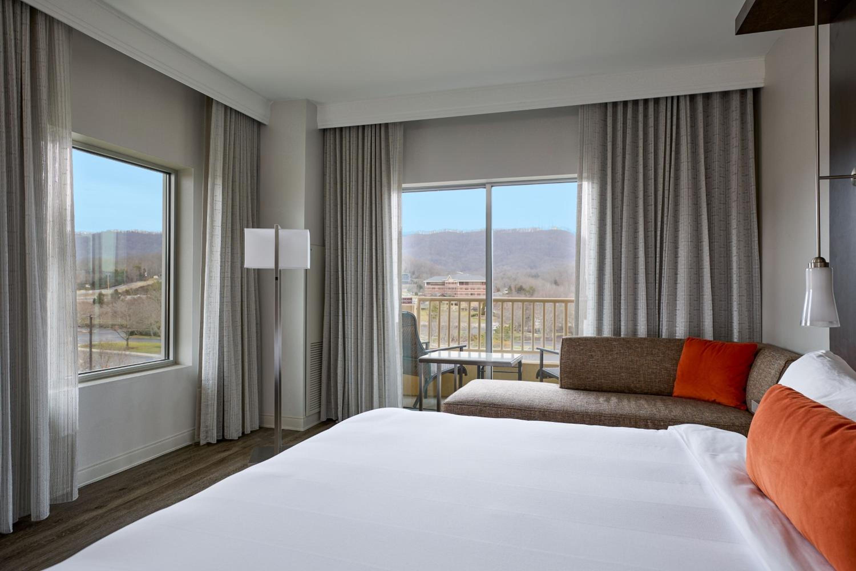 Newly Renovated Larger Corner King Room with Tub - Mobility Accessible photo 2