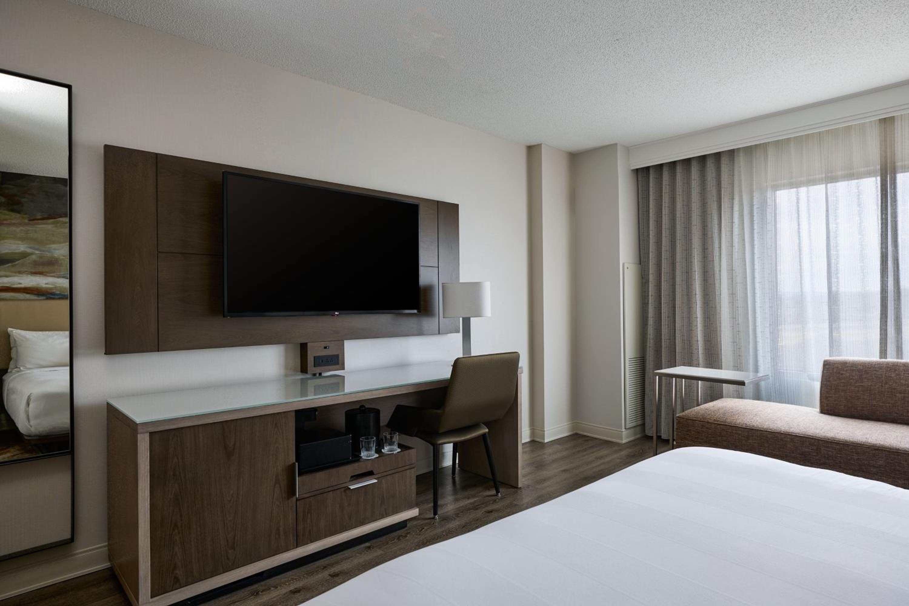 Newly Renovated King Room - Hearing Accessible photo 3