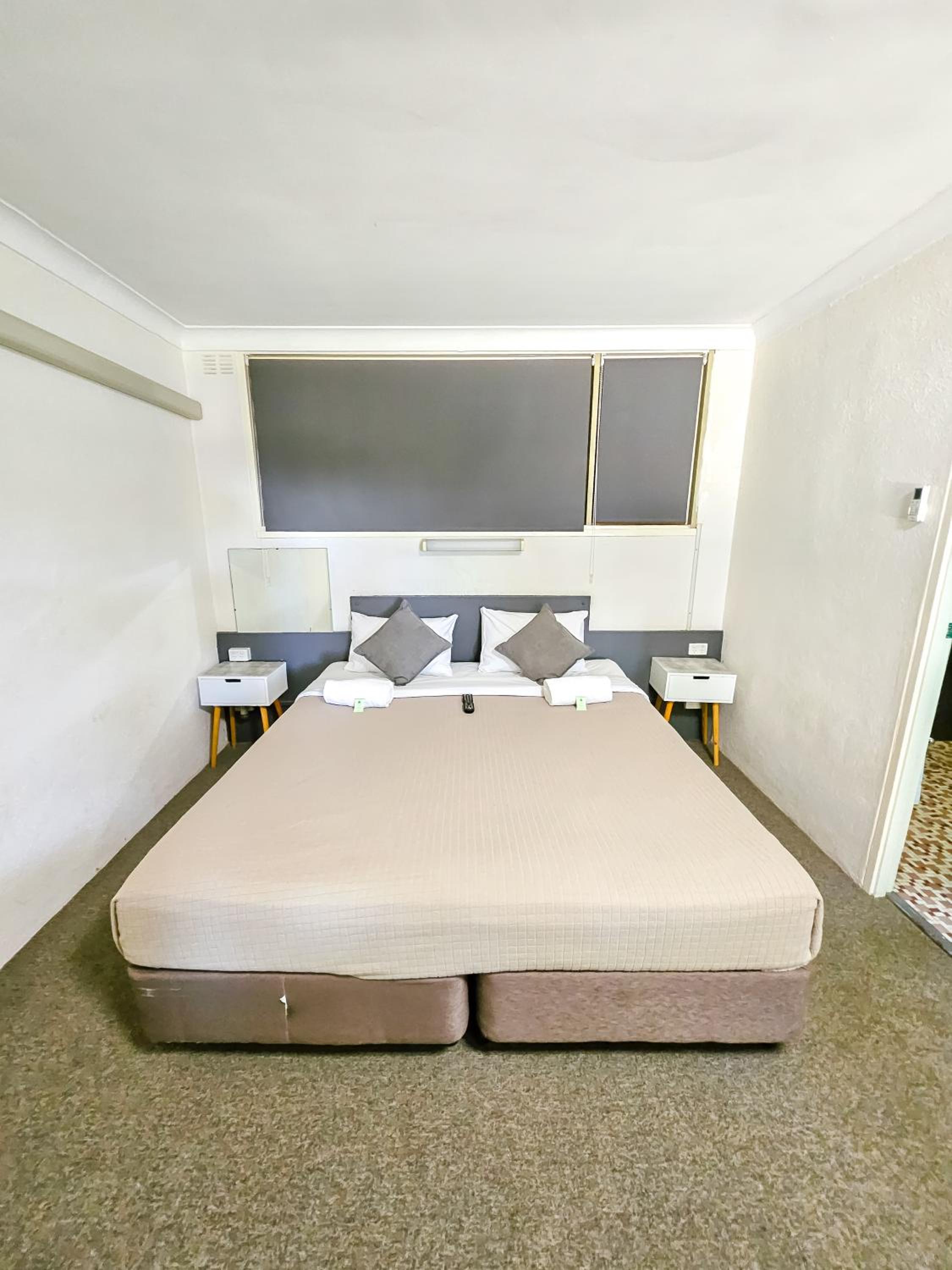 Standard Queen Room -- No Pet photo 1