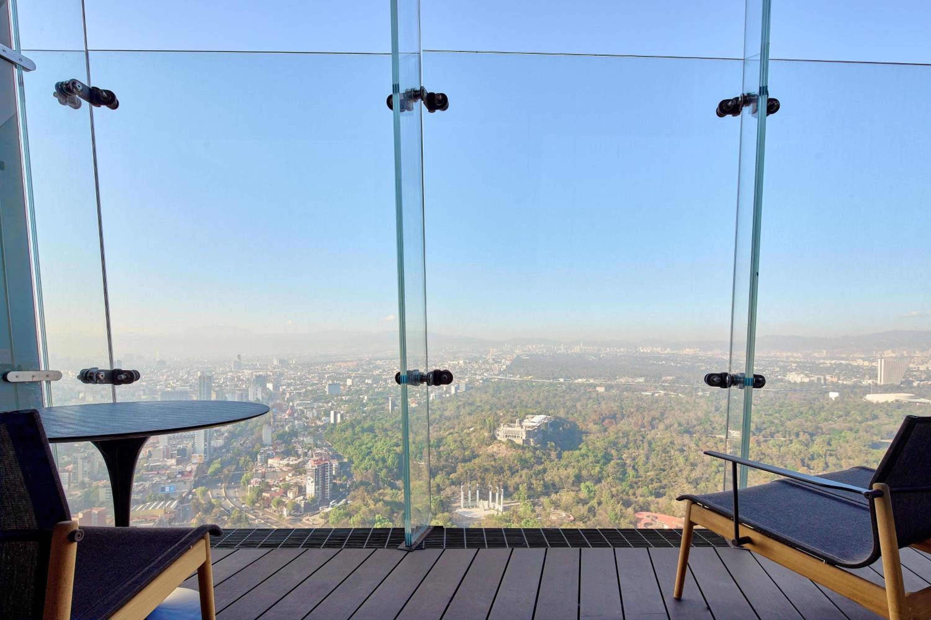 Deluxe King Room with Park View - Club Lounge Access thumbnail 6