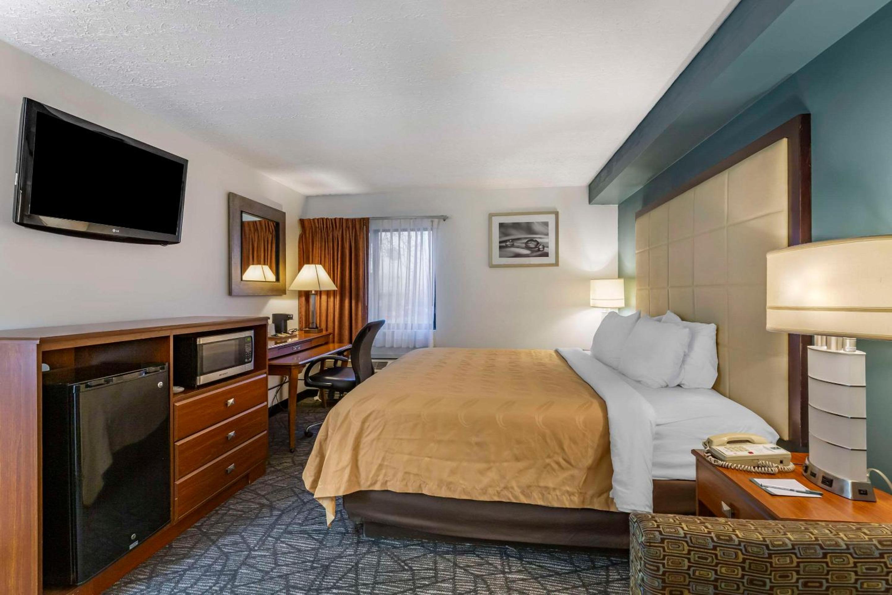 King Room with Sofa Bed - Non-Smoking photo 2