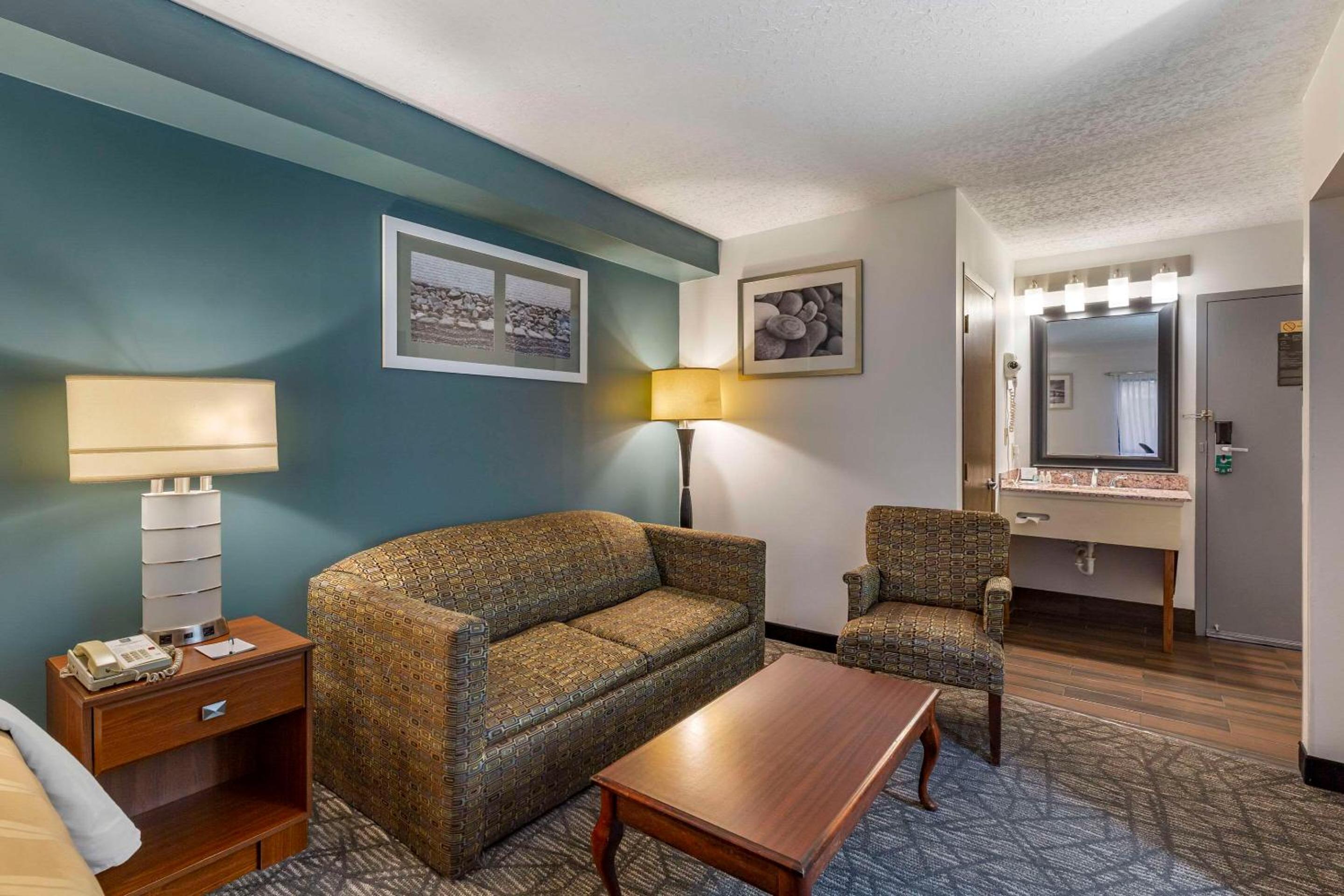 King Room with Sofa Bed - Non-Smoking photo 3