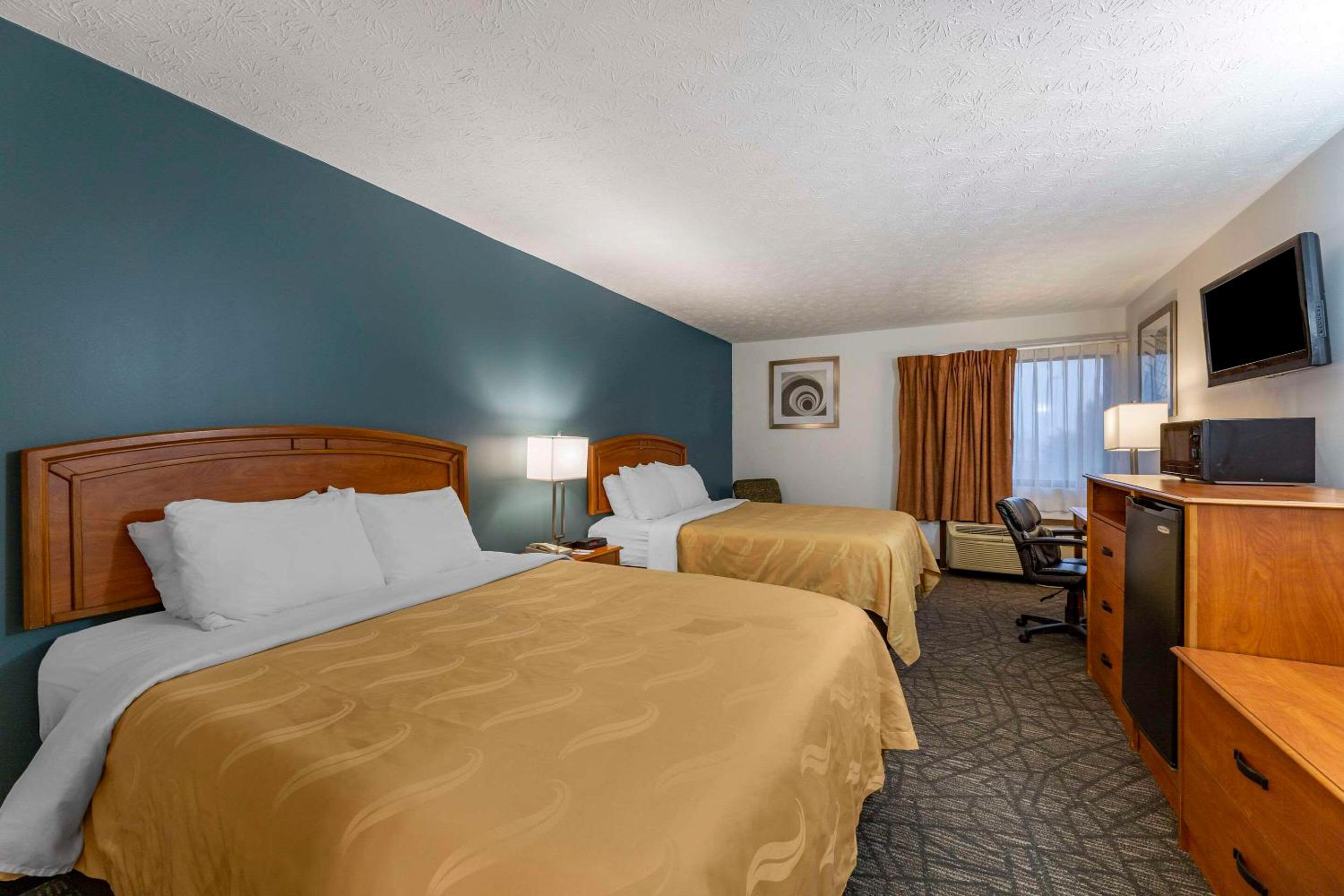 Queen Room with Two Queen Beds - Non-Smoking photo 3