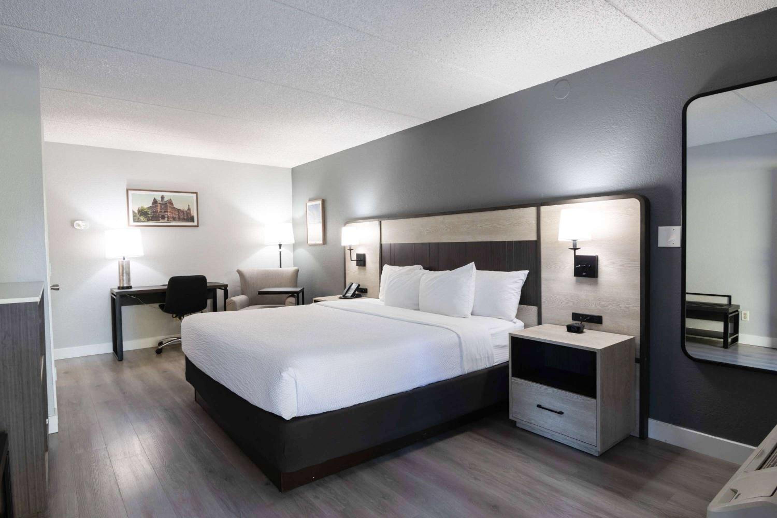 King Room with Bathtub with Grab Bars - Mobility/Hearing Impaired Access/Non-Smoking photo 2