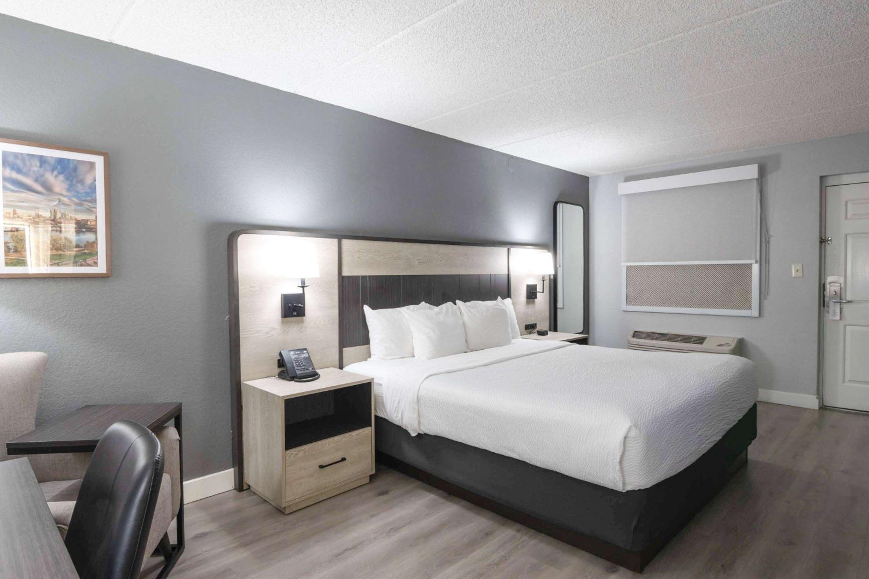 King Room with Bathtub with Grab Bars - Mobility/Hearing Impaired Access/Non-Smoking photo 1