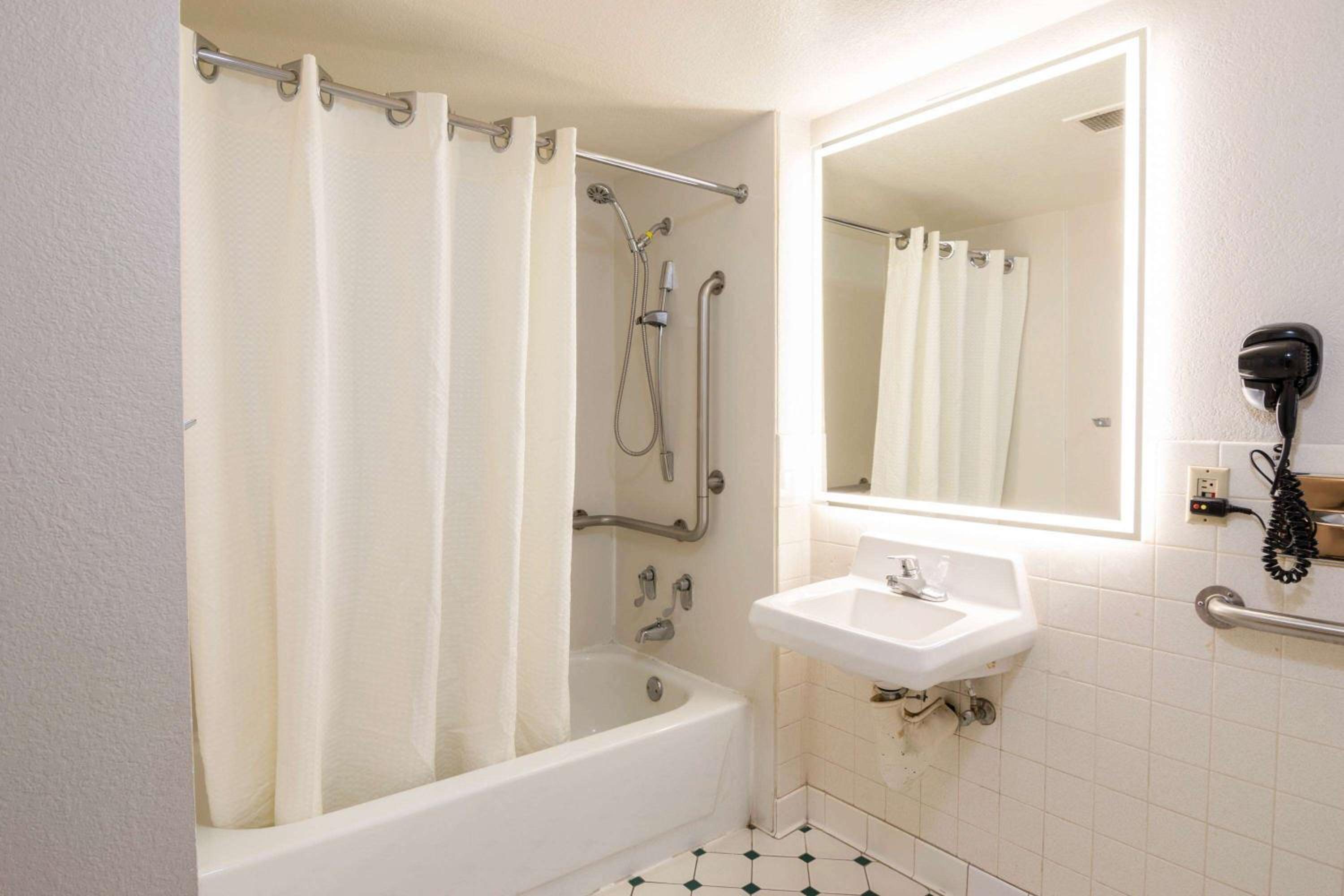 King Room - Disability Access photo 2