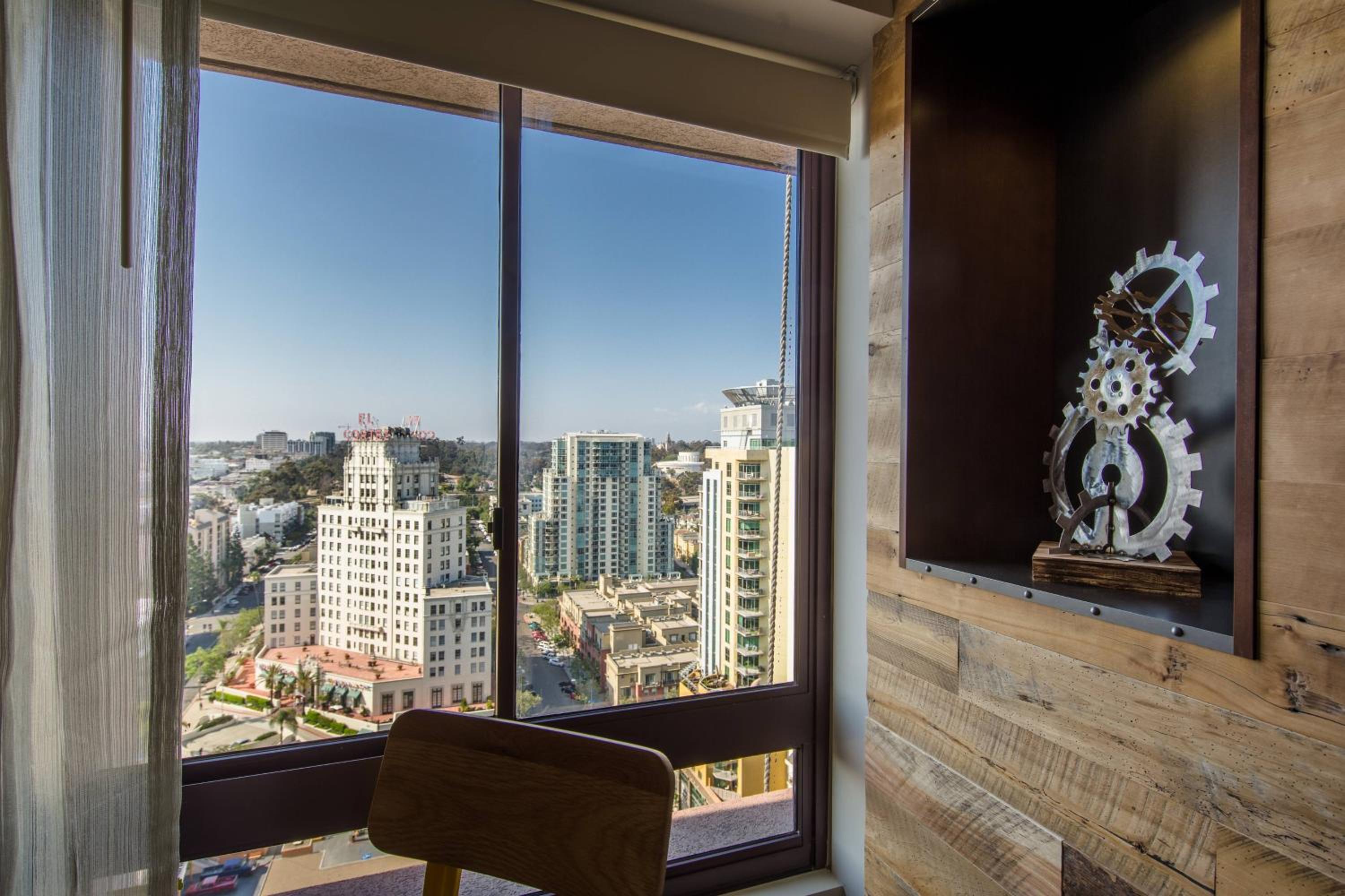 Superior King Suite with City View - Photo 3