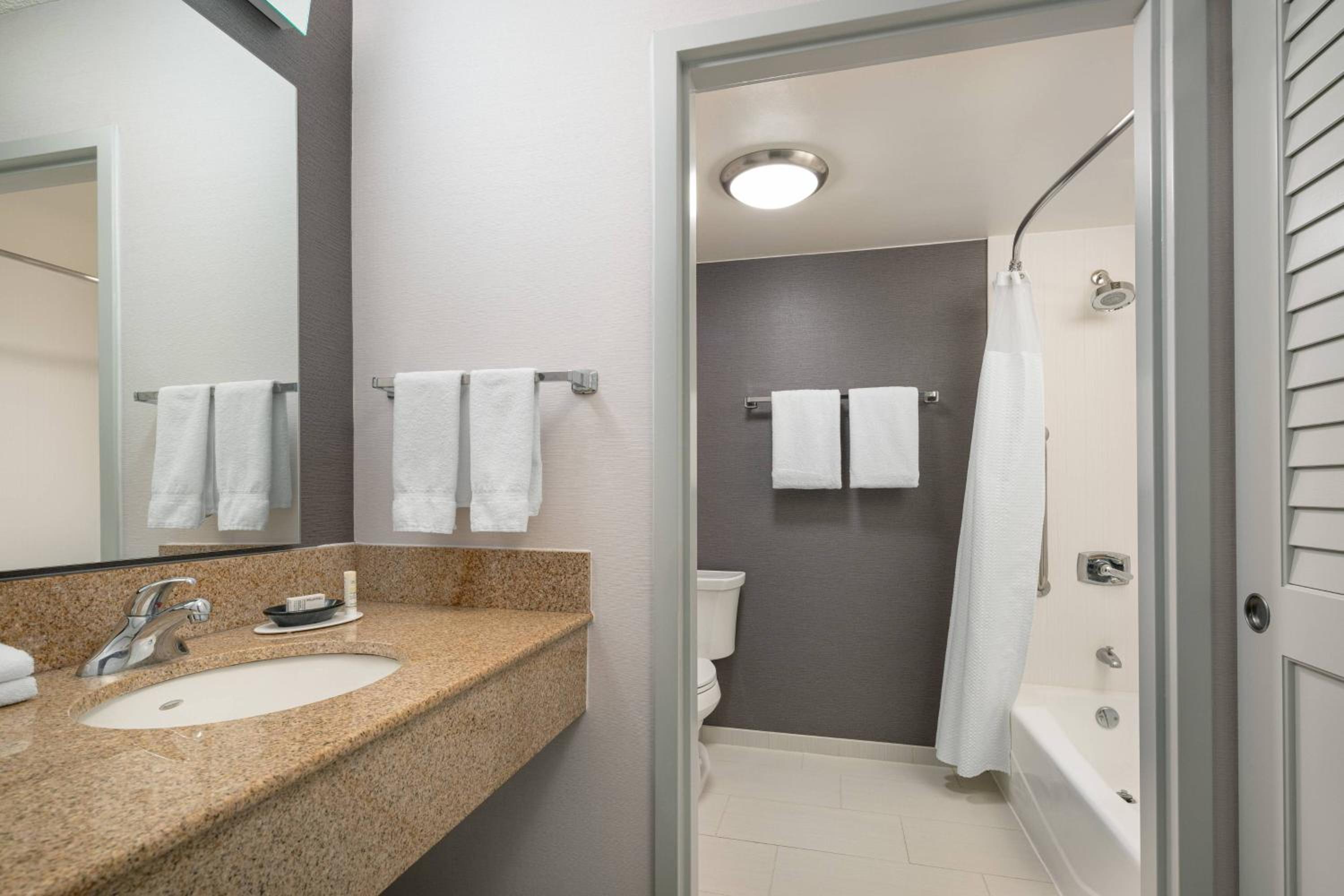 Double Room with Two Double Beds and Transfer Shower - Mobility and Hearing Accessible photo 2