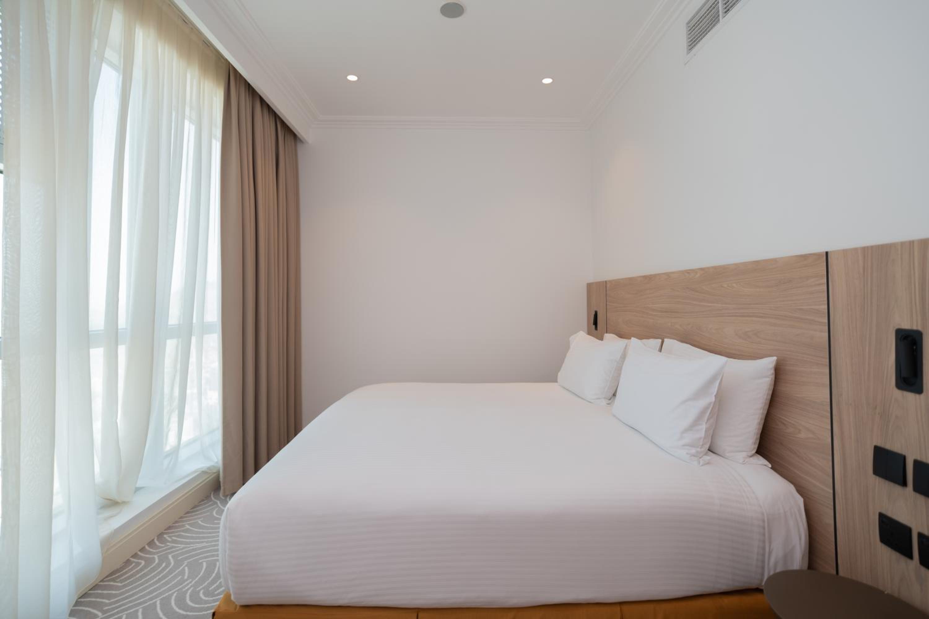 Superior King Suite with Partial Kaaba View - Photo 4