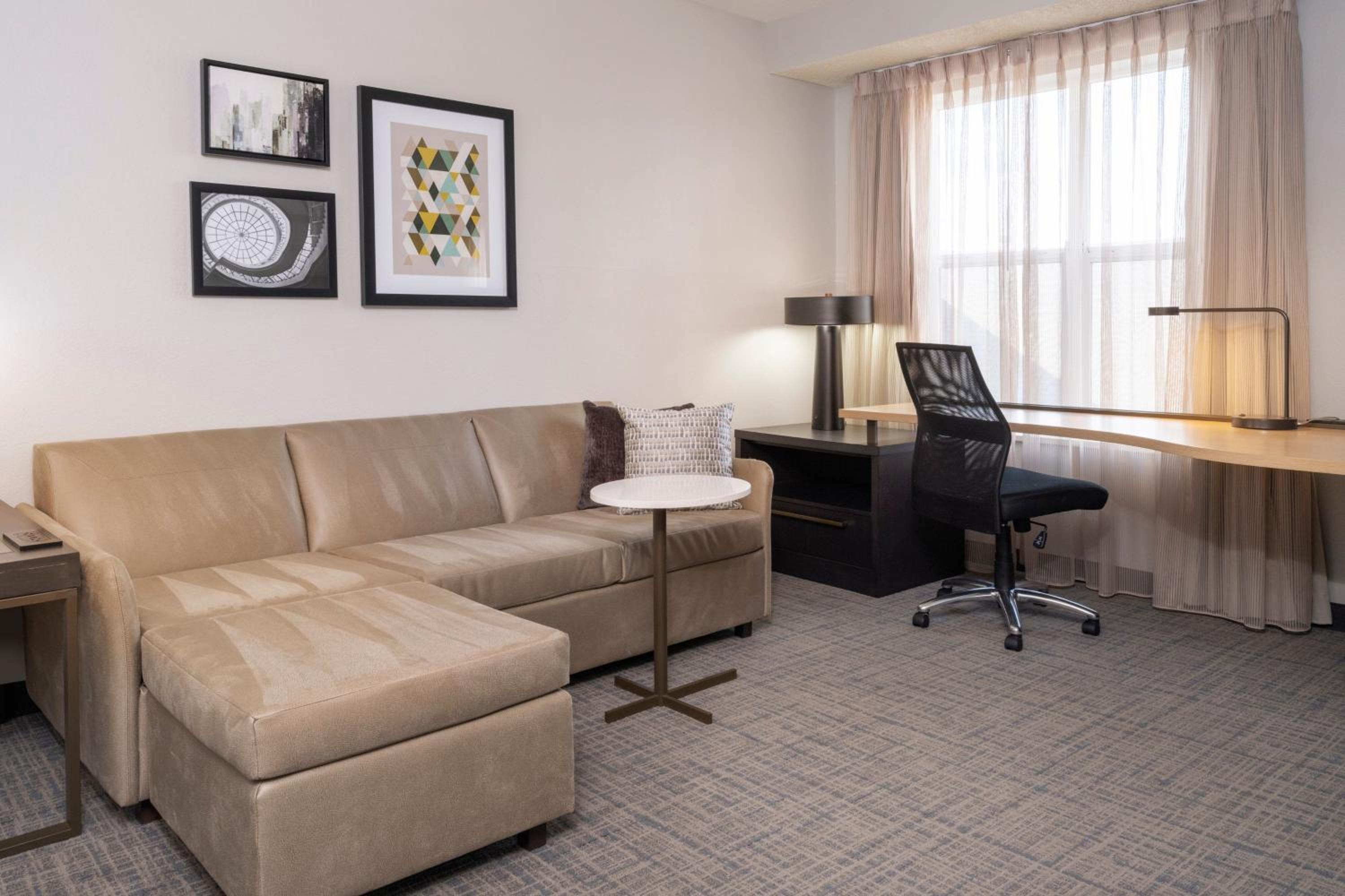 Queen Studio with Sofa Bed - Photo 2