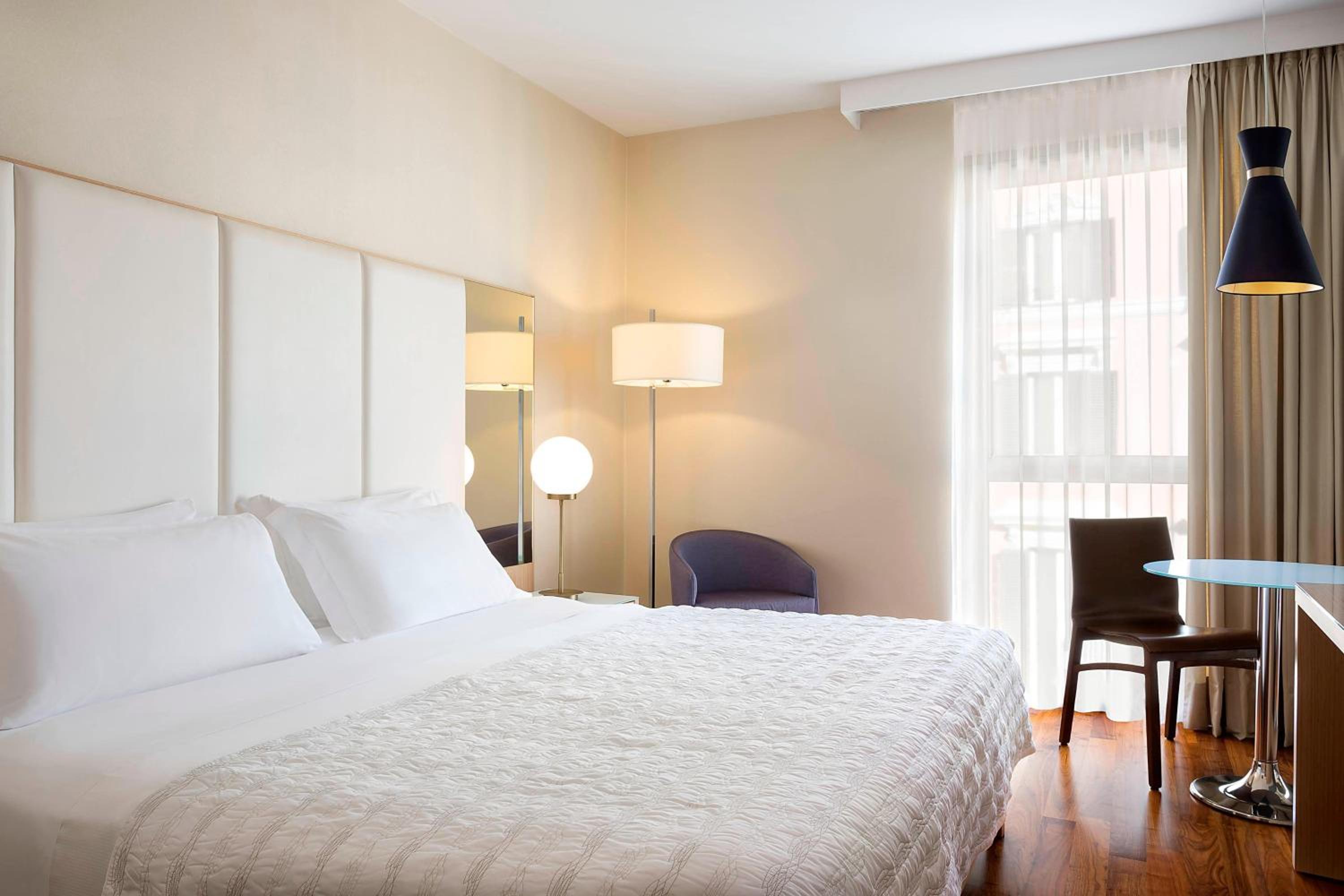 Executive Double Room, Larger Guest room, 1 King, City view thumbnail 5