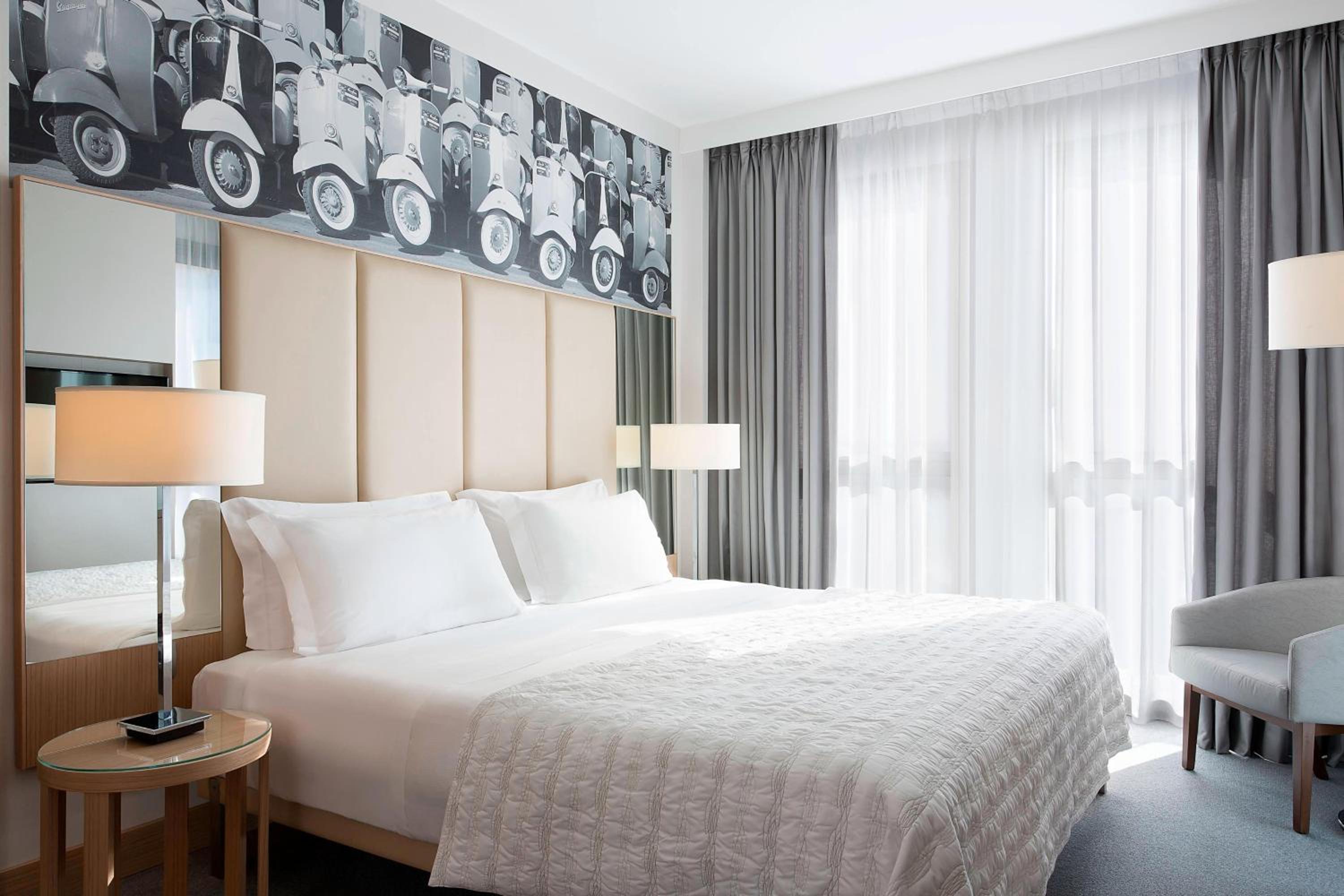 Premier Suite, 1 Bedroom 2 room Suite, 1 King, Sofa bed