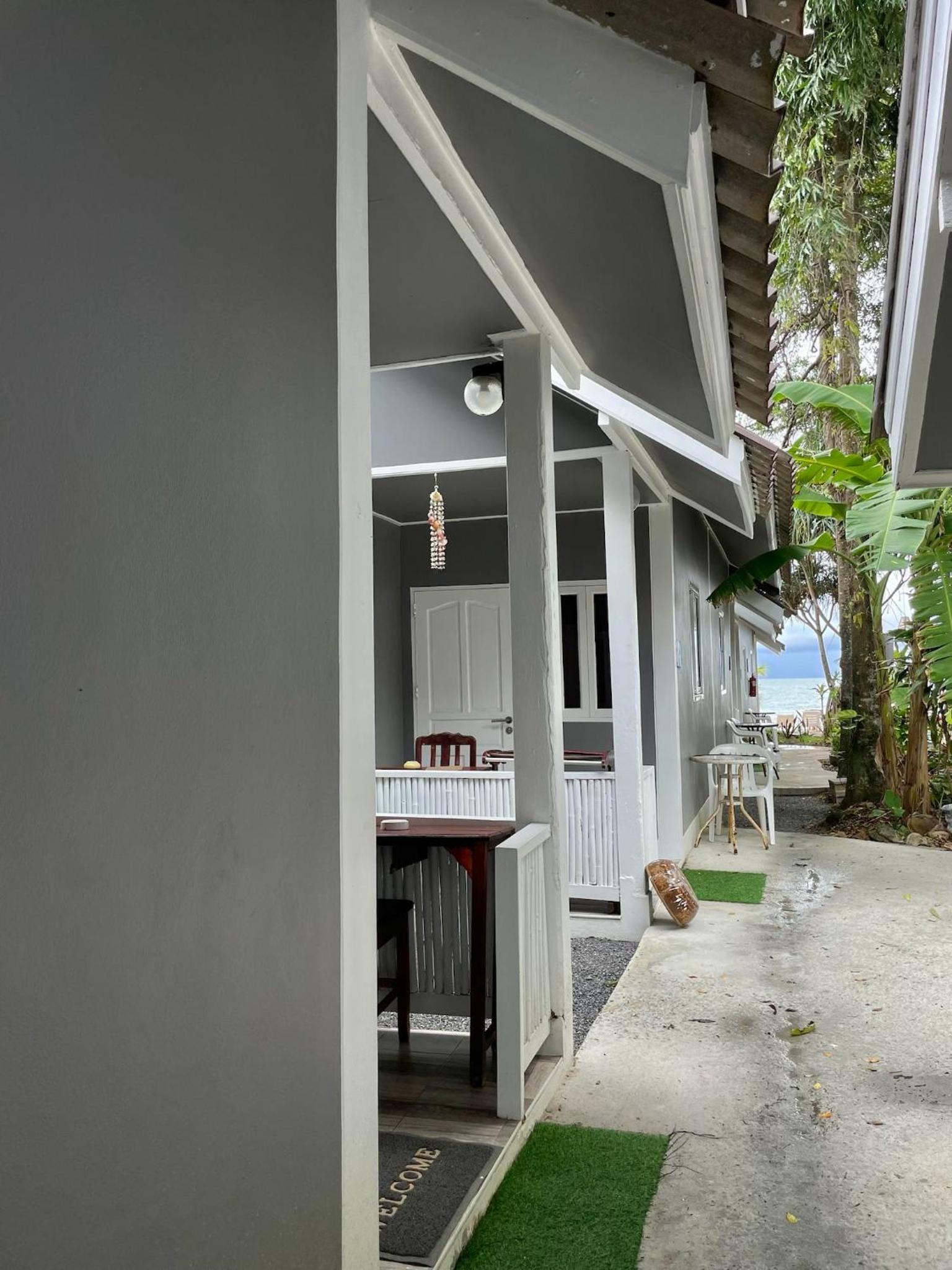 Double or Twin Room with Partial Sea View photo 2