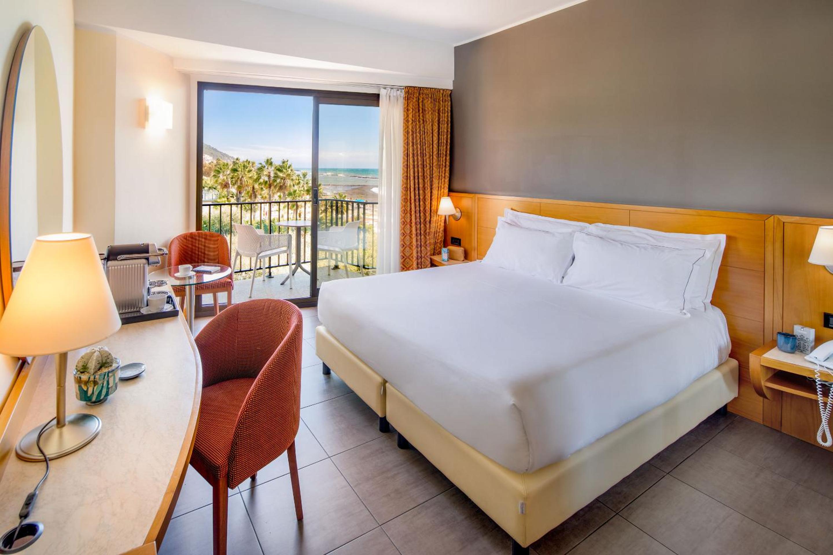 Classic Double Room with Partial Sea View - Photo 1